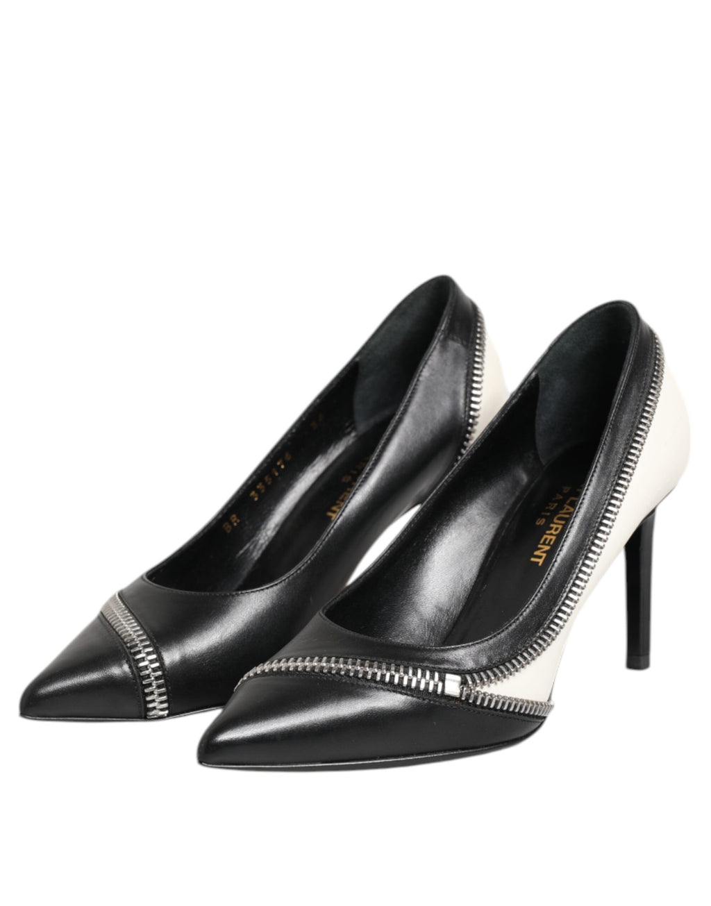 Weiße schwarze Lederschuhe mit spitzer Zehenpartie