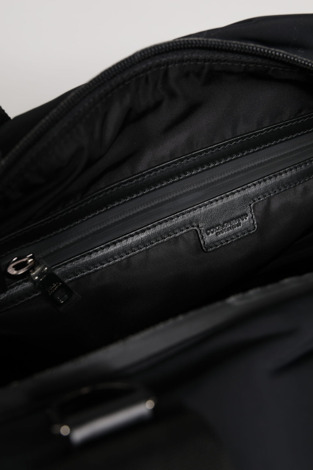 Schwarze, kastanienbraune Reisetasche mit Hand- und Schulterriemen