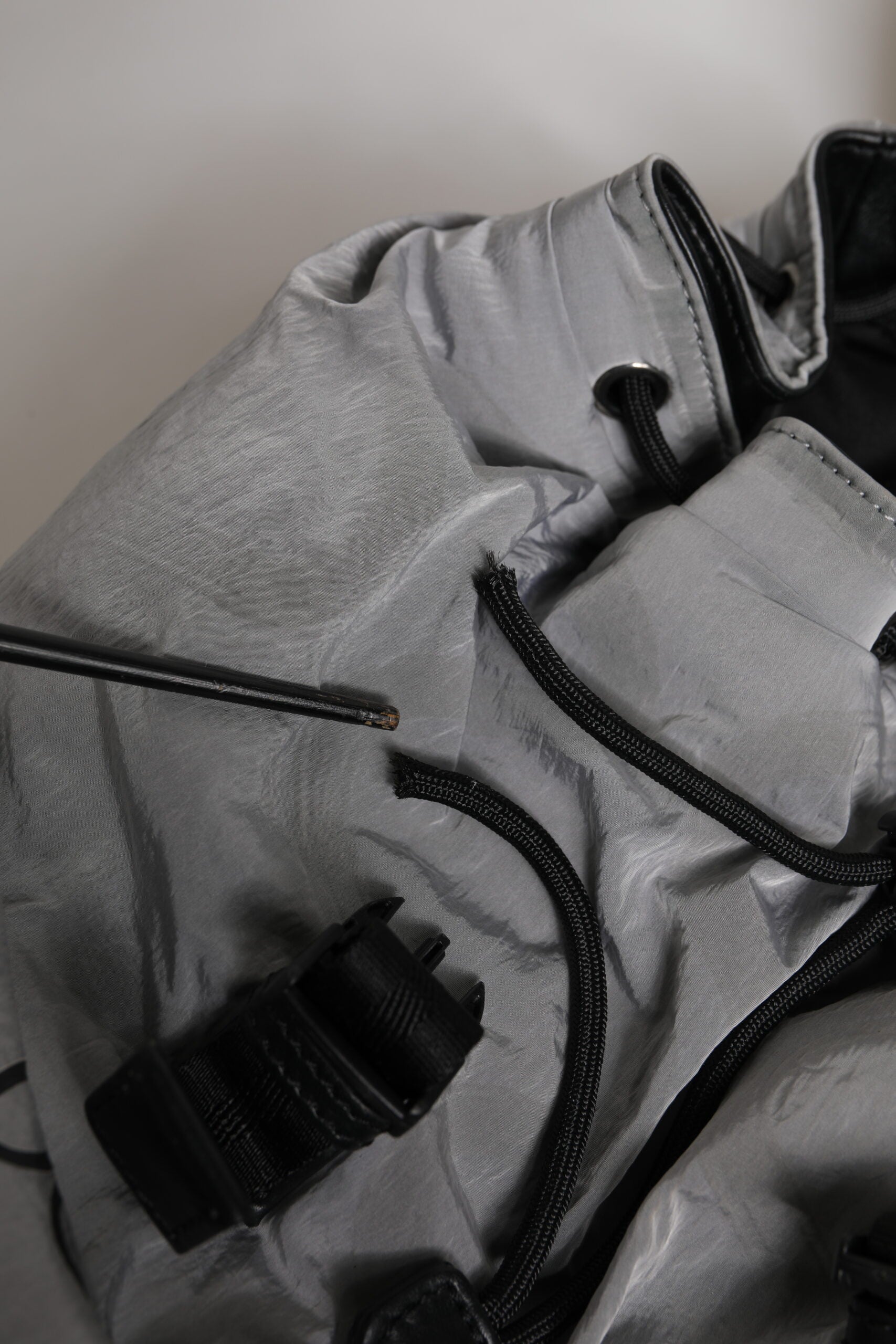 Grauer Reiserucksack mit Kordelzug und Milano-Print