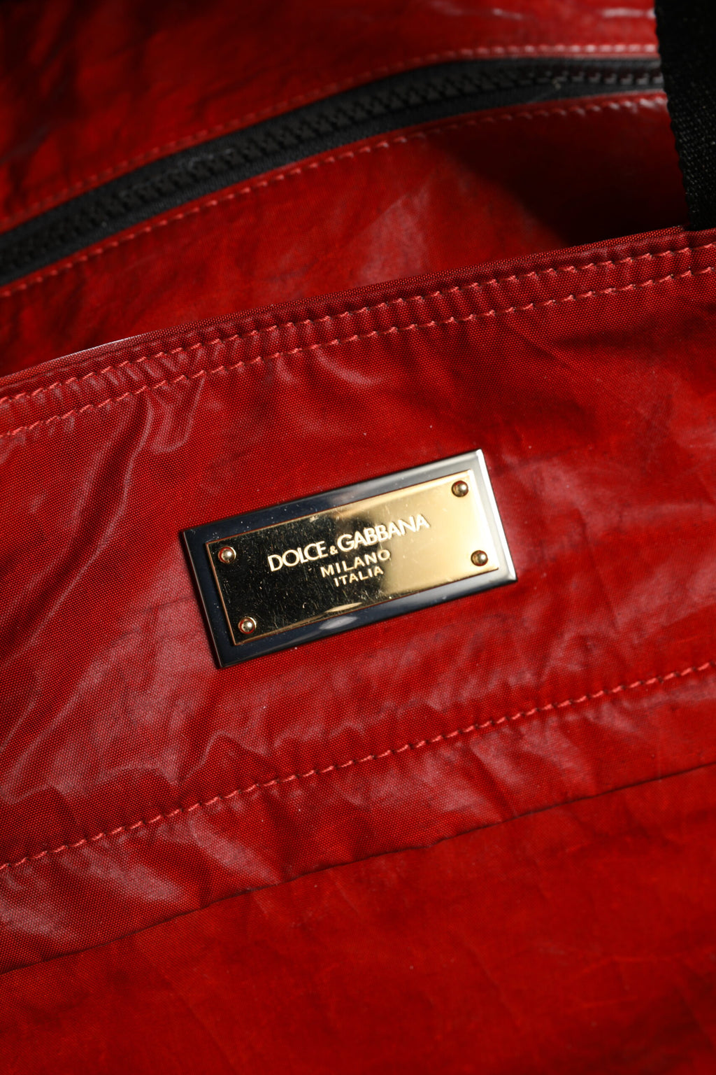 Rote Nylon-Reisetasche mit Schulterriemen