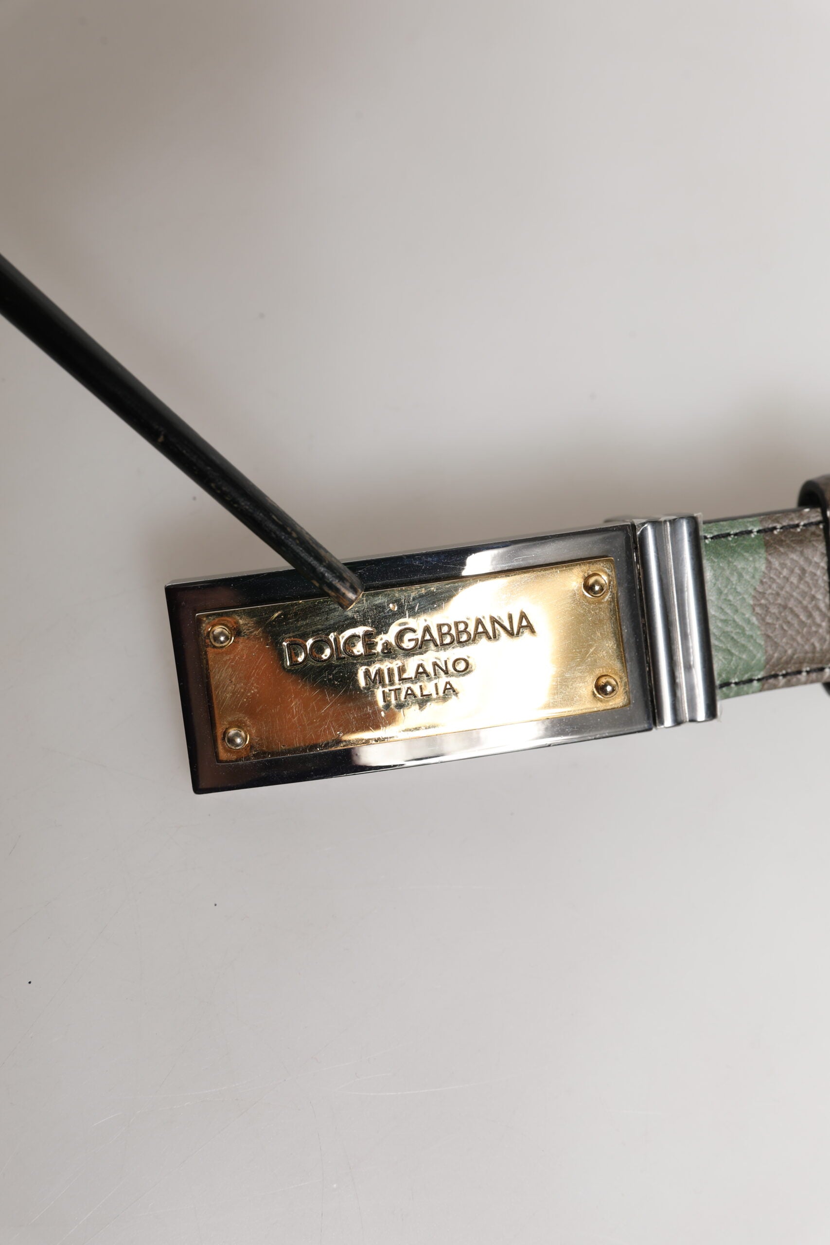 Mehrfarbiger Camouflage-Gürtel mit Metall-Logoschnalle