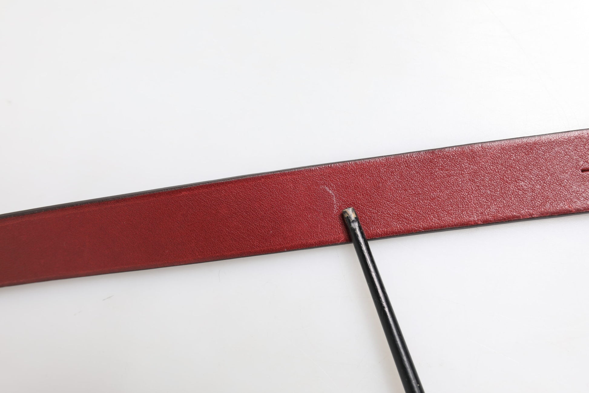 Kastanienbrauner klassischer Ledergürtel mit Metall-Logoschnalle