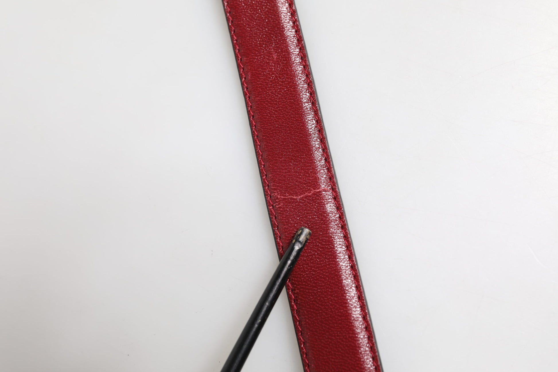Roter klassischer Gürtel mit DG-Logoschnalle aus Metall