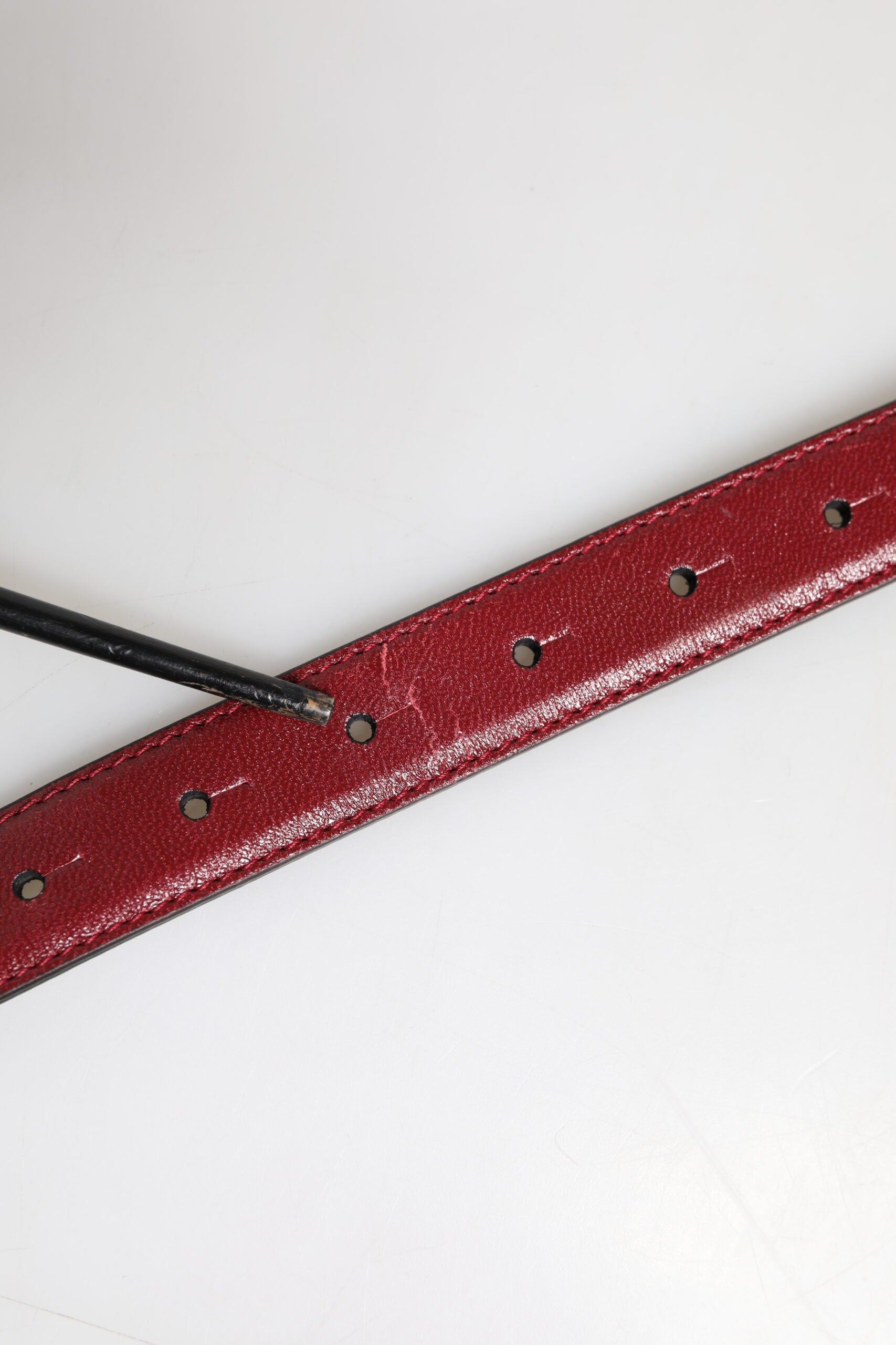Roter klassischer Gürtel mit DG-Logoschnalle aus Metall