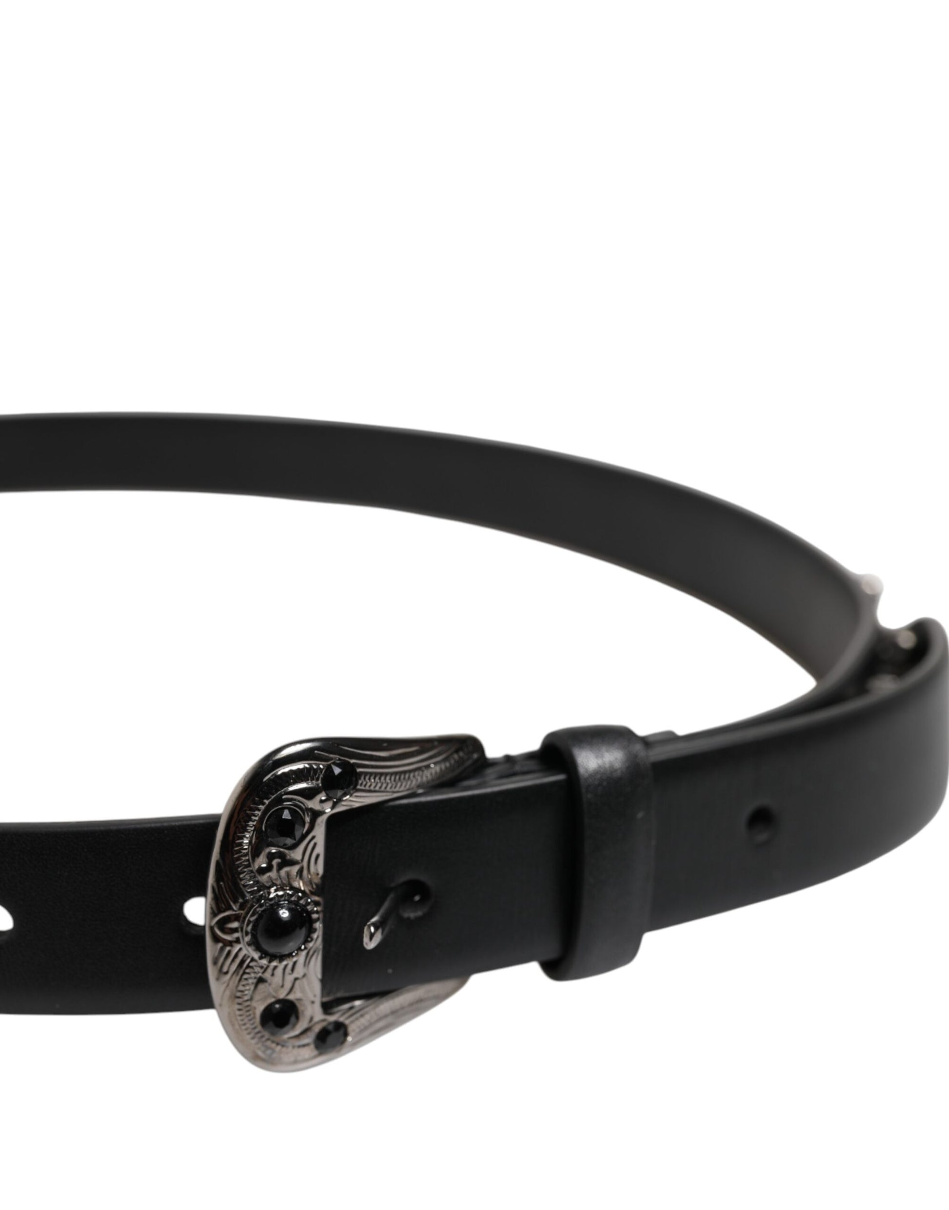 Schwarzer Ledergürtel mit Metall-Logoschnalle und Nieten