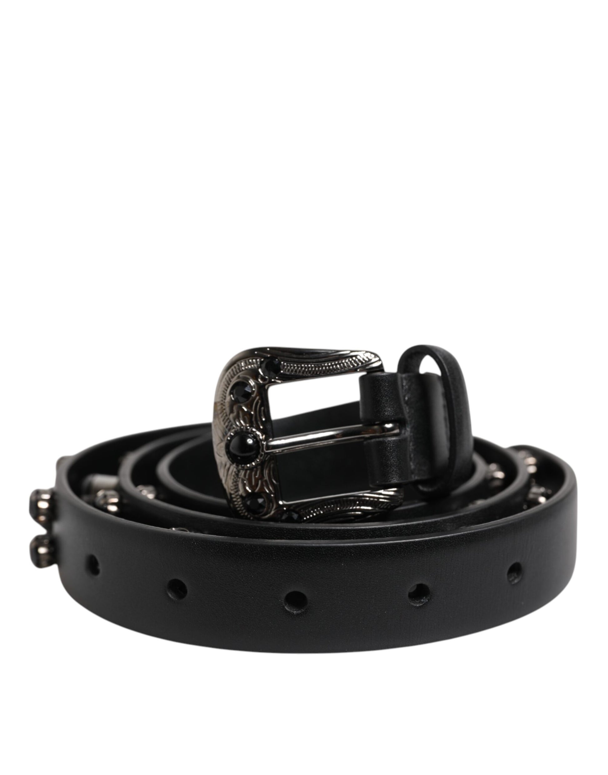 Schwarzer Ledergürtel mit Metall-Logoschnalle und Nieten