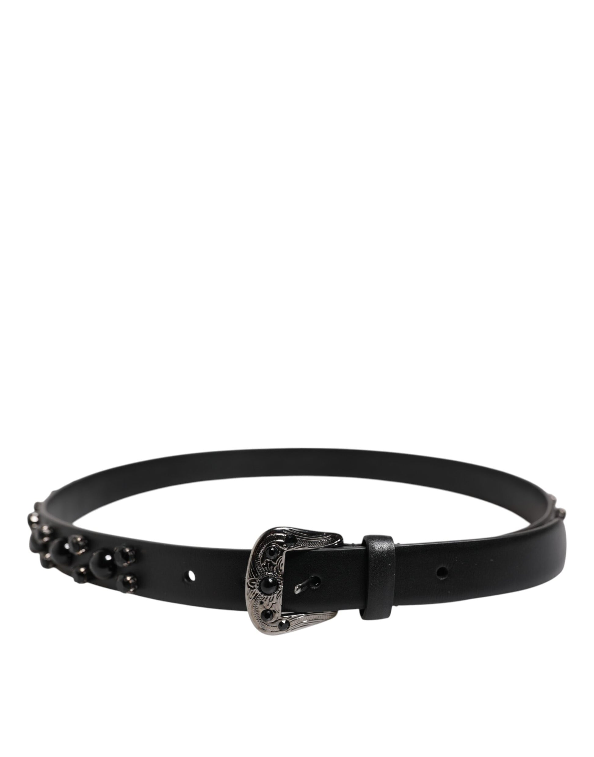 Schwarzer Ledergürtel mit Metall-Logoschnalle und Nieten