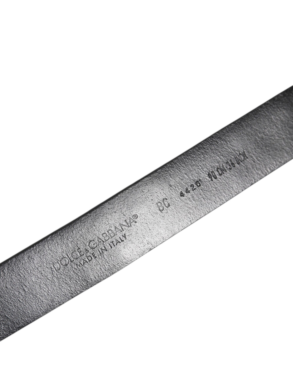 Schwarzer Ledergürtel mit Metall-Logoschnalle und Nieten