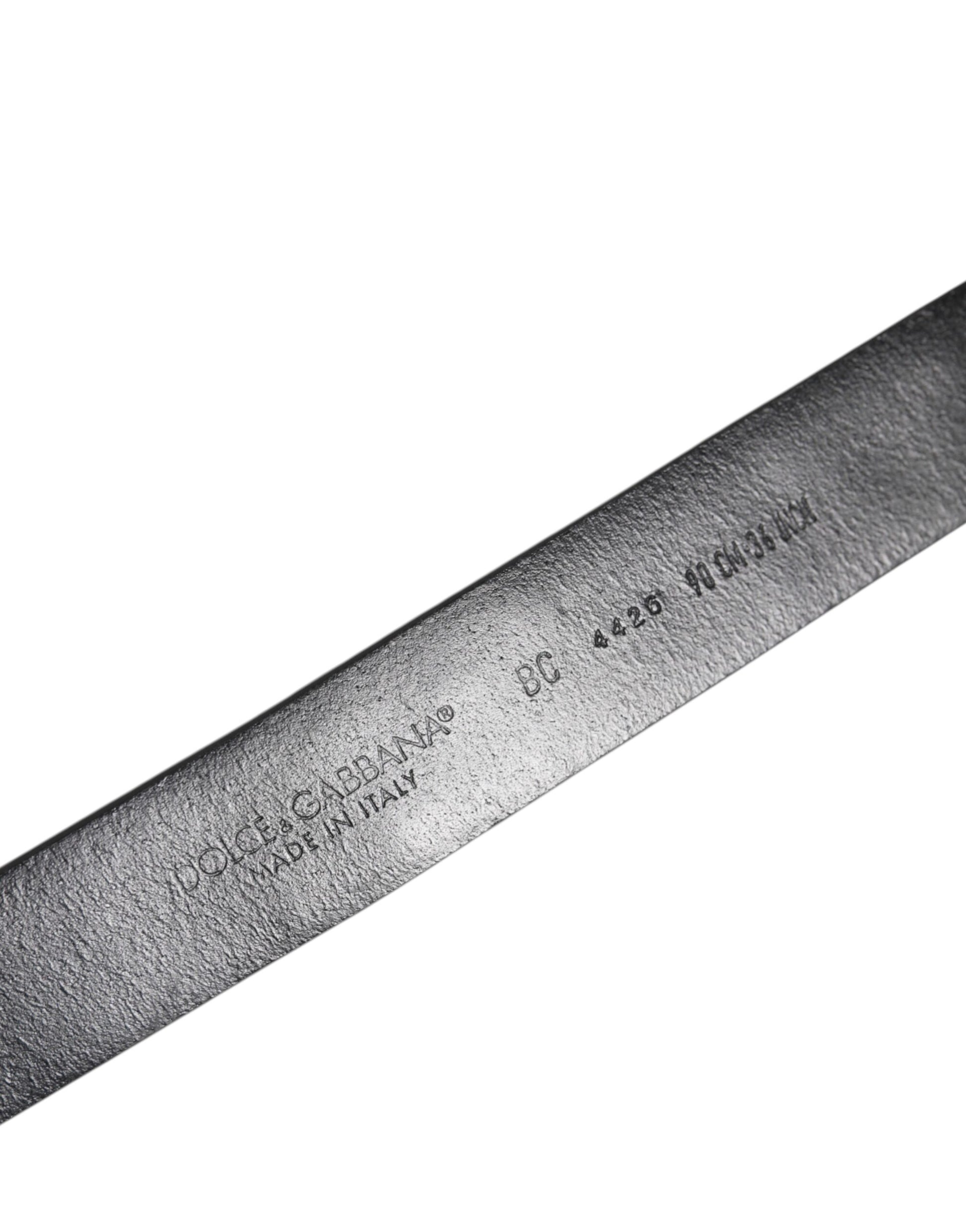 Schwarzer Ledergürtel mit Metall-Logoschnalle und Nieten