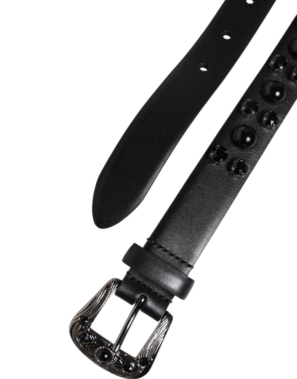 Schwarzer Ledergürtel mit Metall-Logoschnalle und Nieten