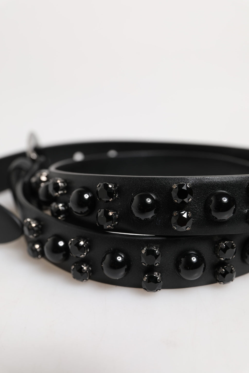 Schwarzer Ledergürtel mit Metall-Logoschnalle und Nieten