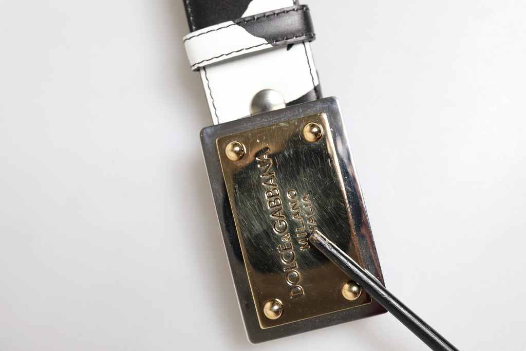 Schwarz-weißer Zebra-Gürtel mit goldener Metall-Logoschnalle