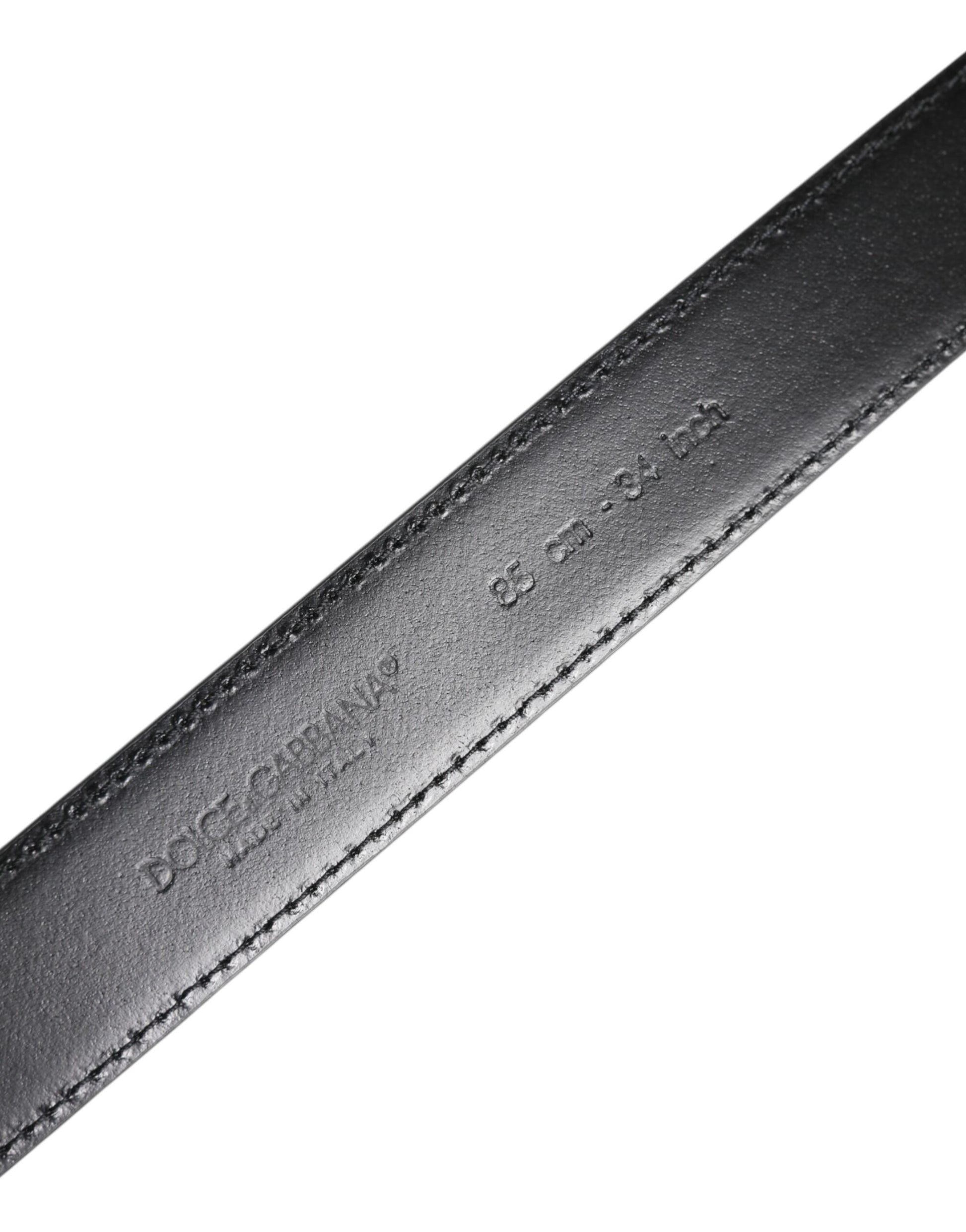 Schwarzer klassischer Ledergürtel mit Metallschnalle