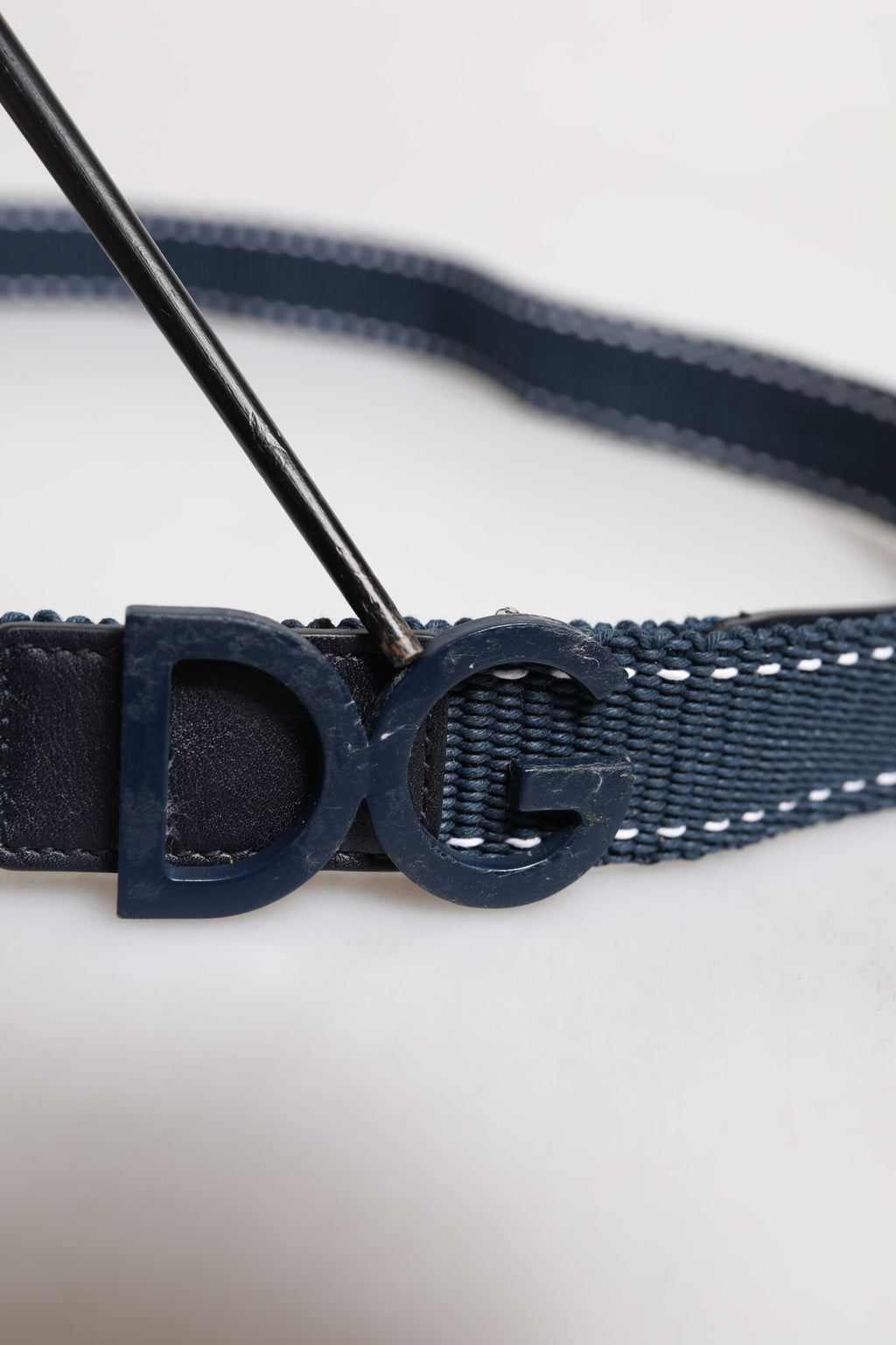 Blau-weißer Baumwollgürtel mit DG-Logo und Metallschnalle