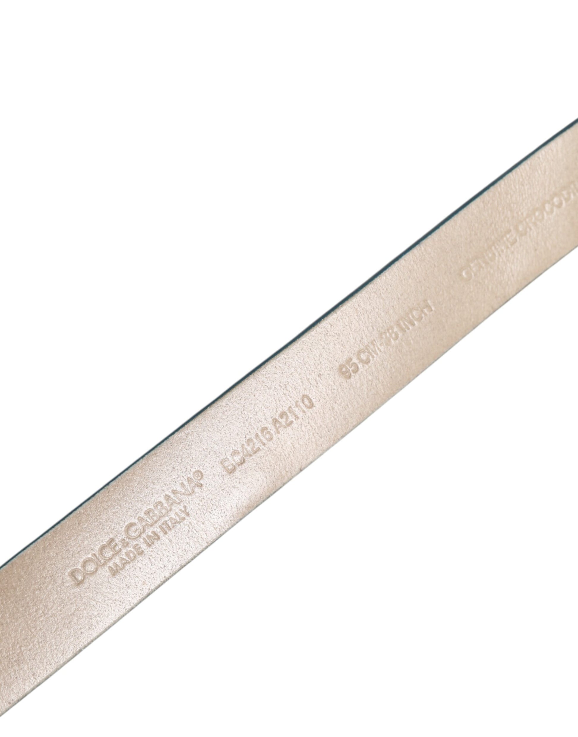 Blauer Ledergürtel mit klassischer goldener Metallschnalle