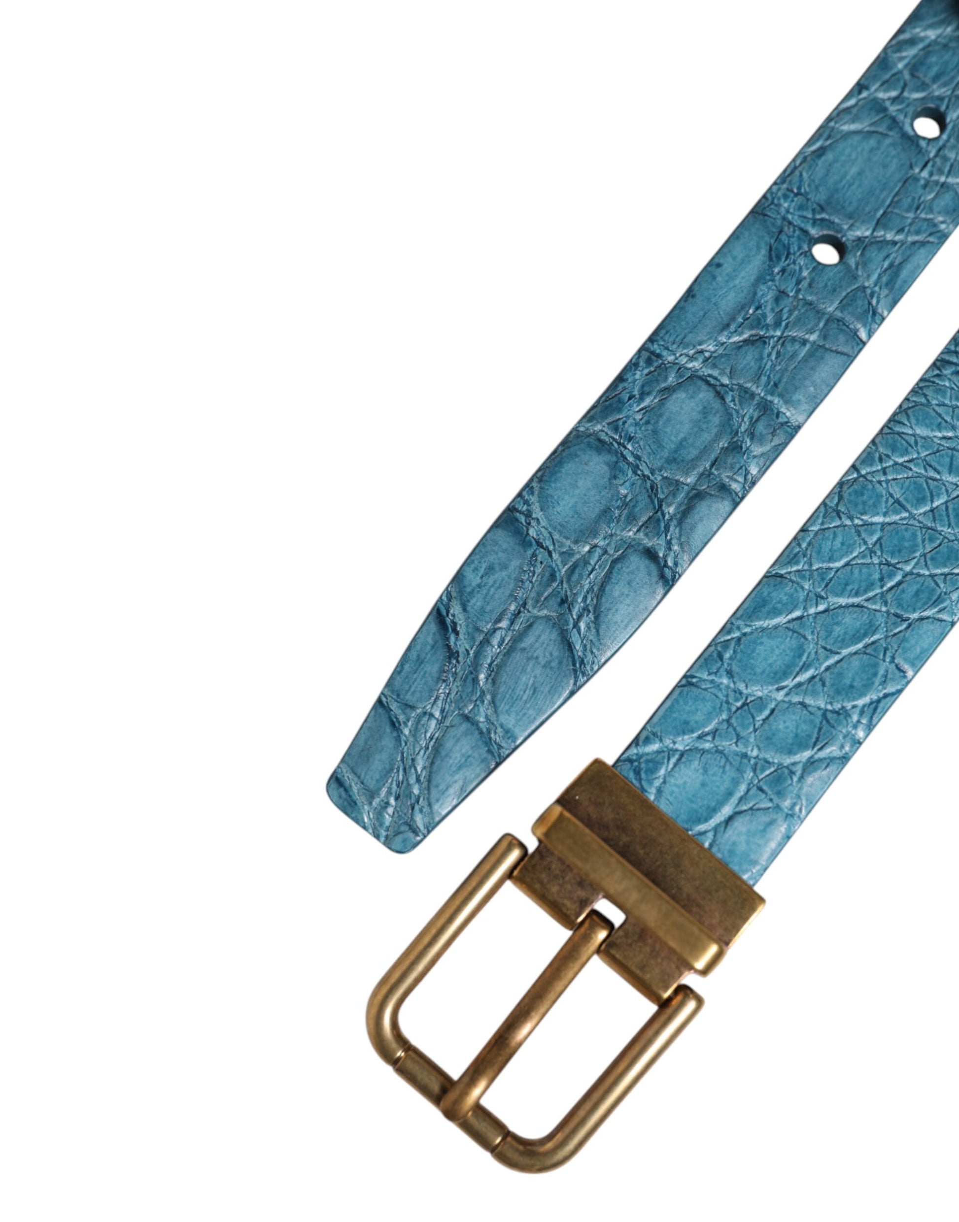 Blauer Ledergürtel mit klassischer goldener Metallschnalle