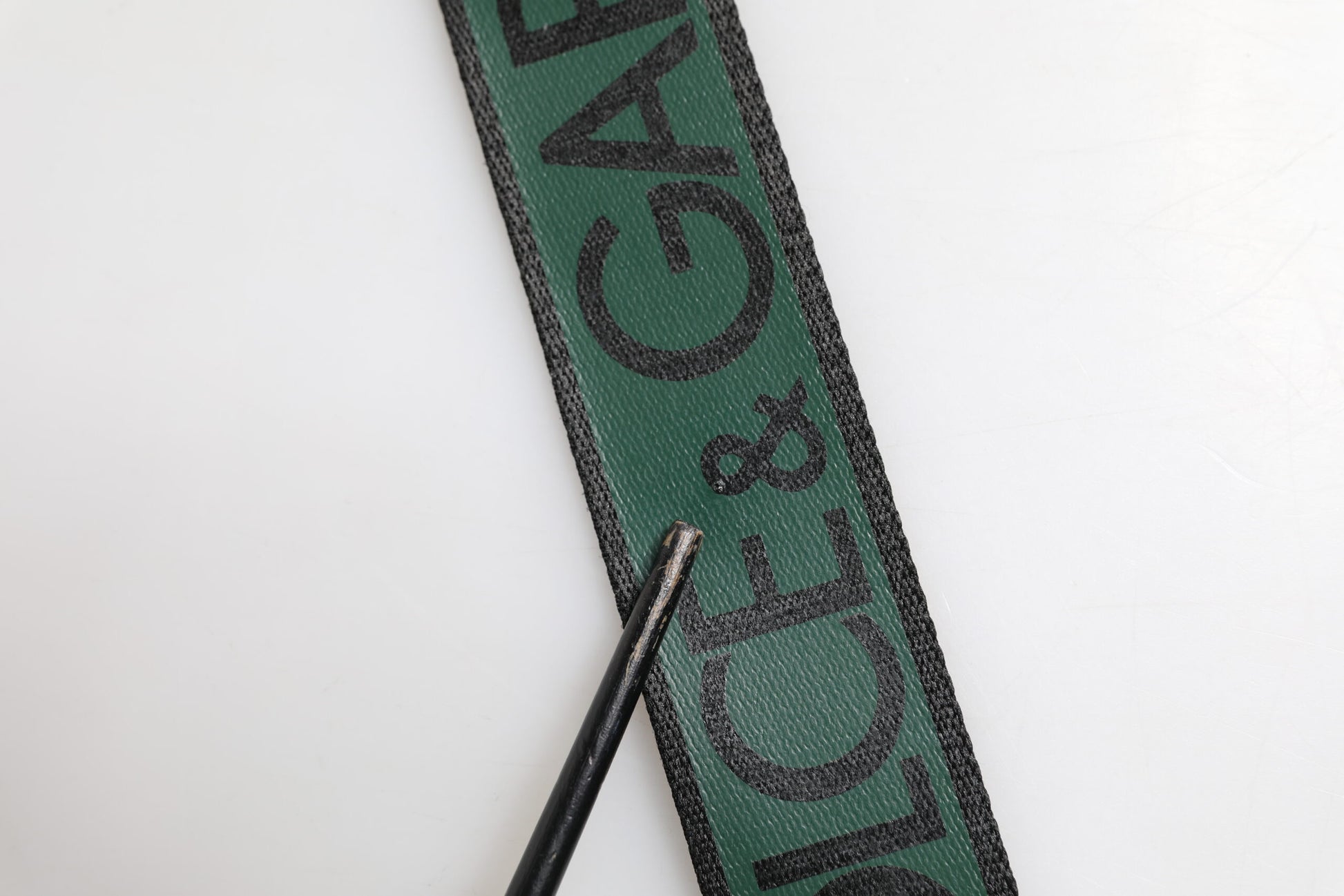 Grün-schwarzer Polyestergürtel mit DG-Logo-Schnalle