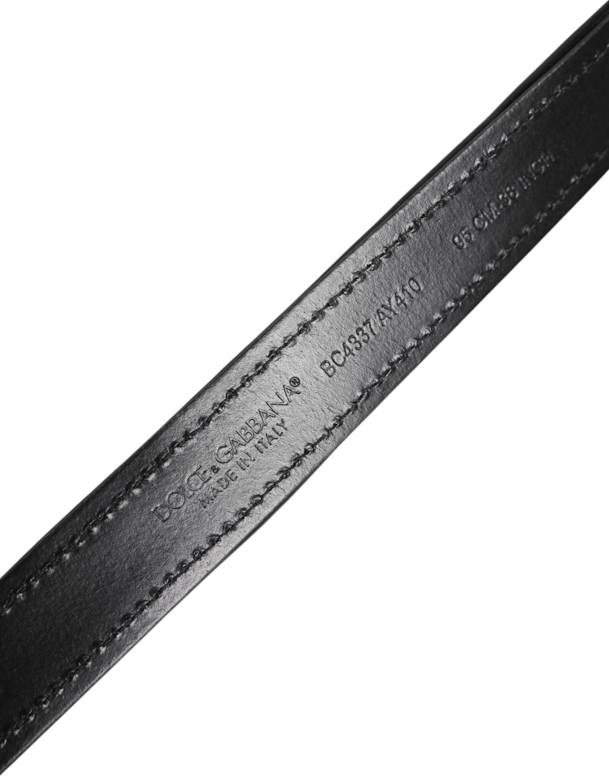 Schwarzer Gürtel mit Paillettenverzierung und Metallschnalle