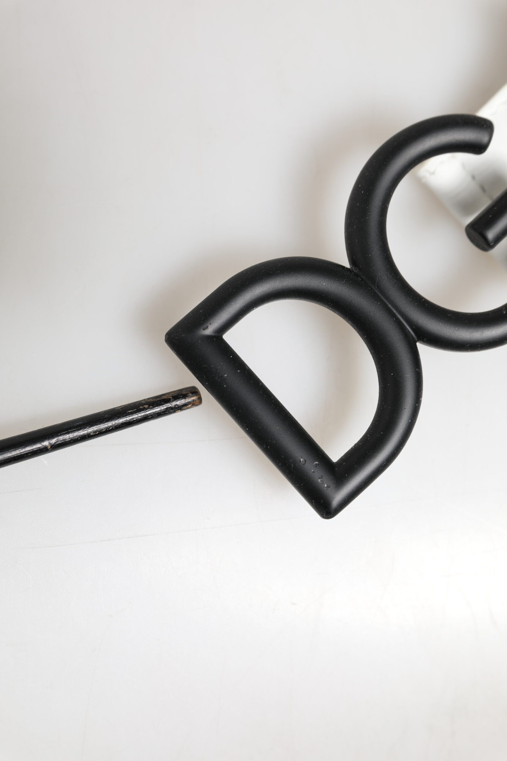 Schwarz-weißer Gürtel mit DG-Logoschnalle aus Metall