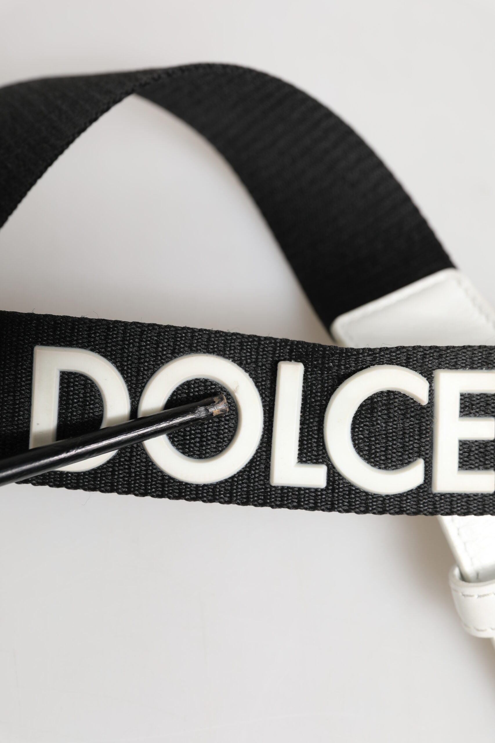 Schwarz-weißer Gürtel mit DG-Logoschnalle aus Metall
