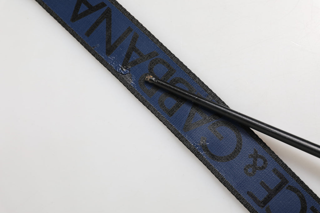 Blau-schwarzer Polyestergürtel mit Metallschnalle
