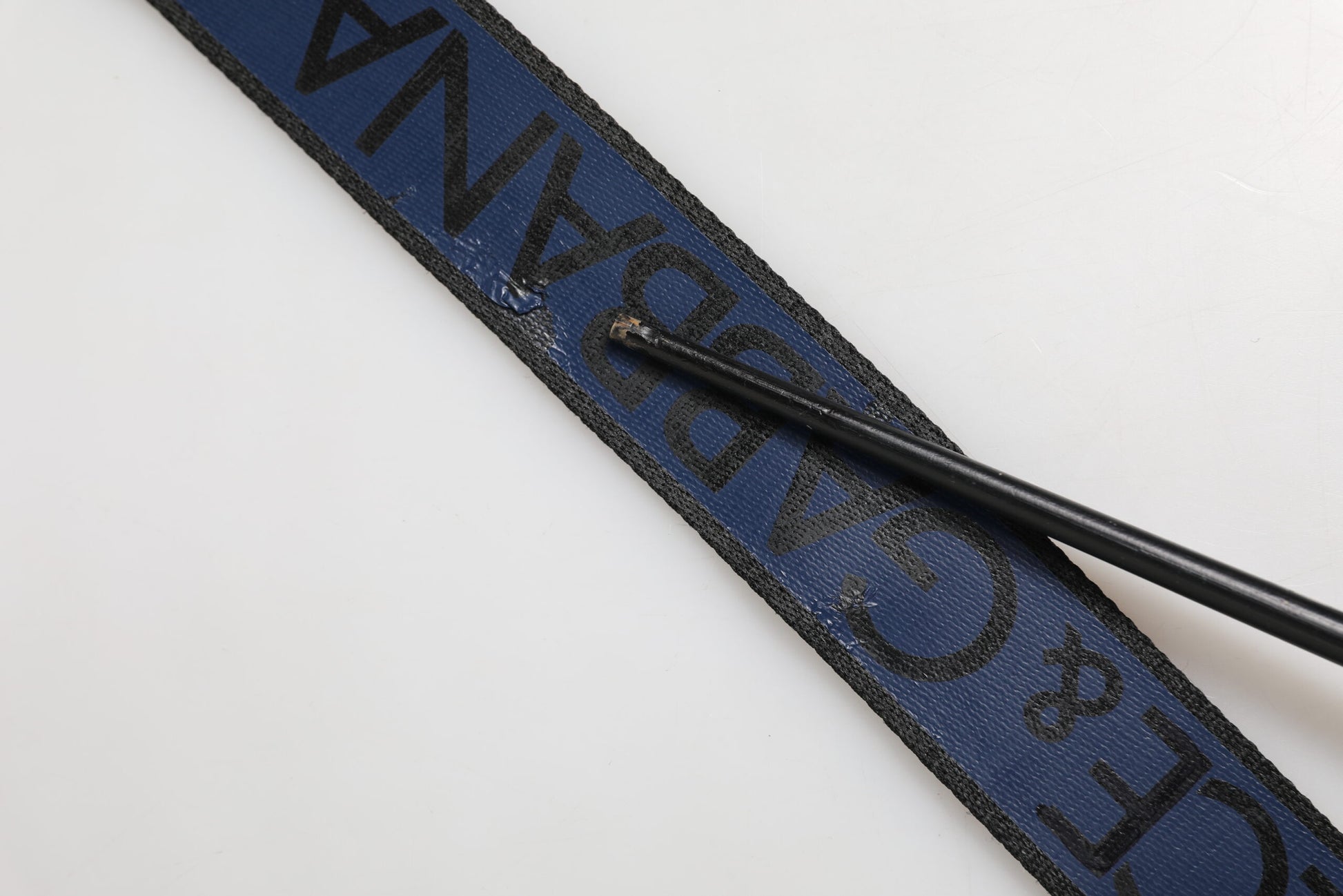 Blau-schwarzer Polyestergürtel mit Metallschnalle