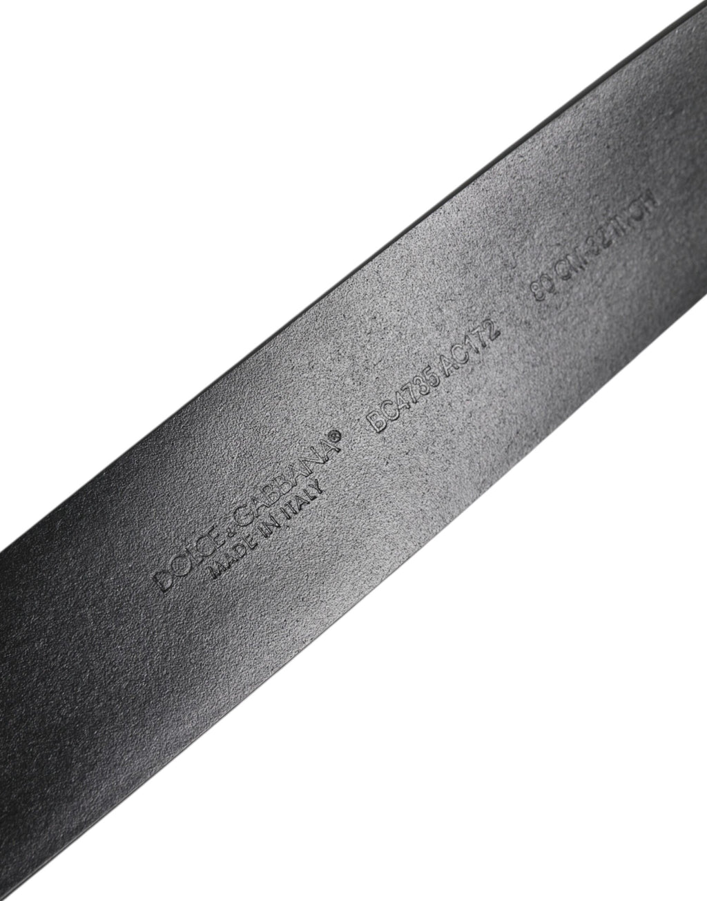Schwarzer Ledergürtel mit DG-Metallschnalle und Nieten