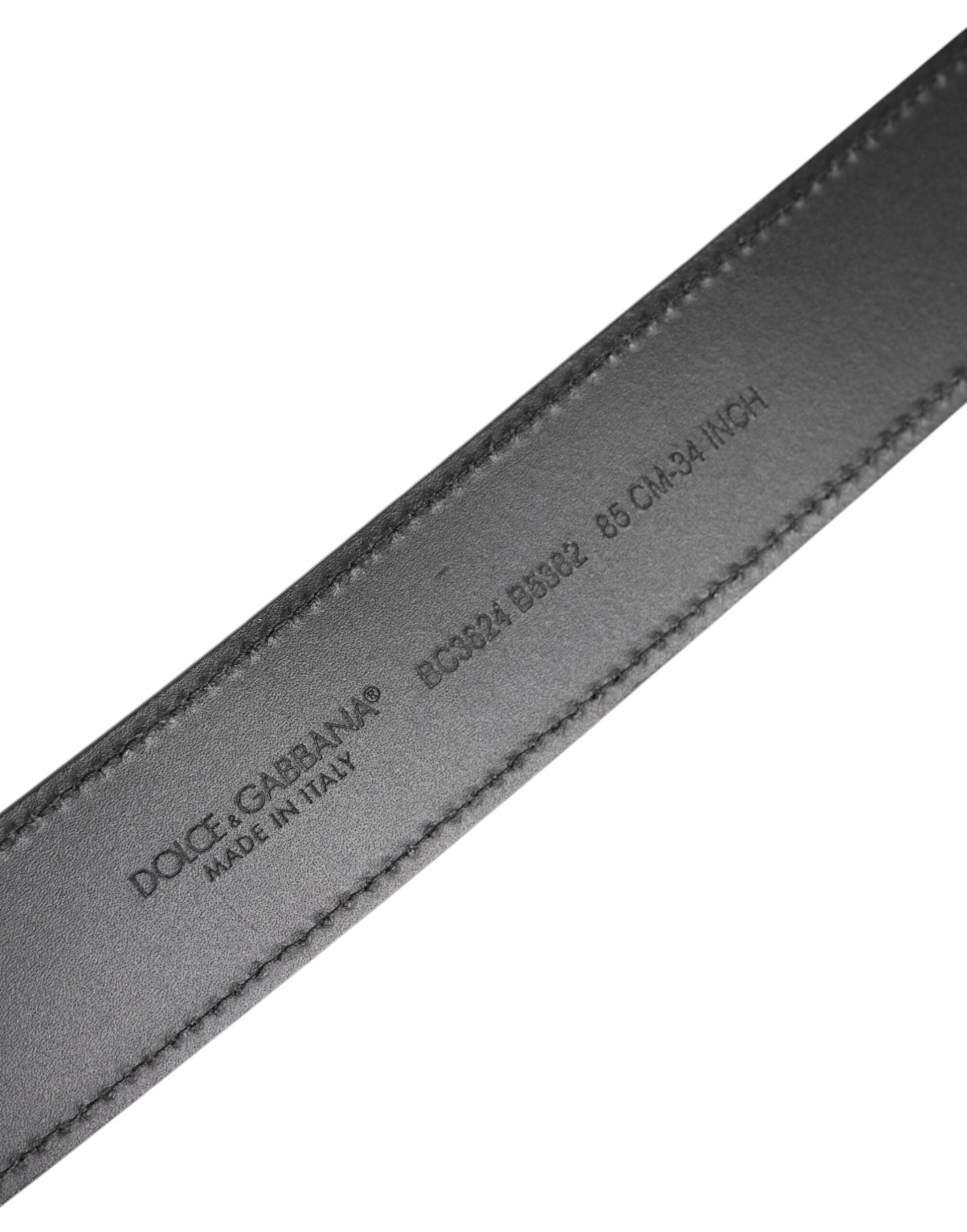 Schwarzer Ledergürtel mit klassischer Metall-Logoschnalle