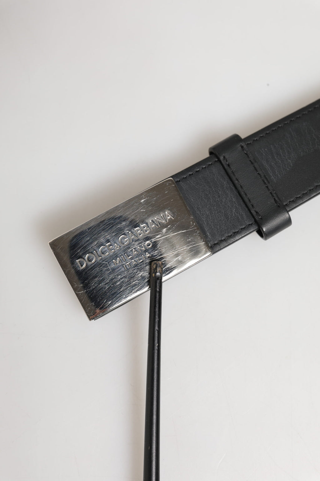 Schwarzer Ledergürtel mit klassischer Metall-Logoschnalle