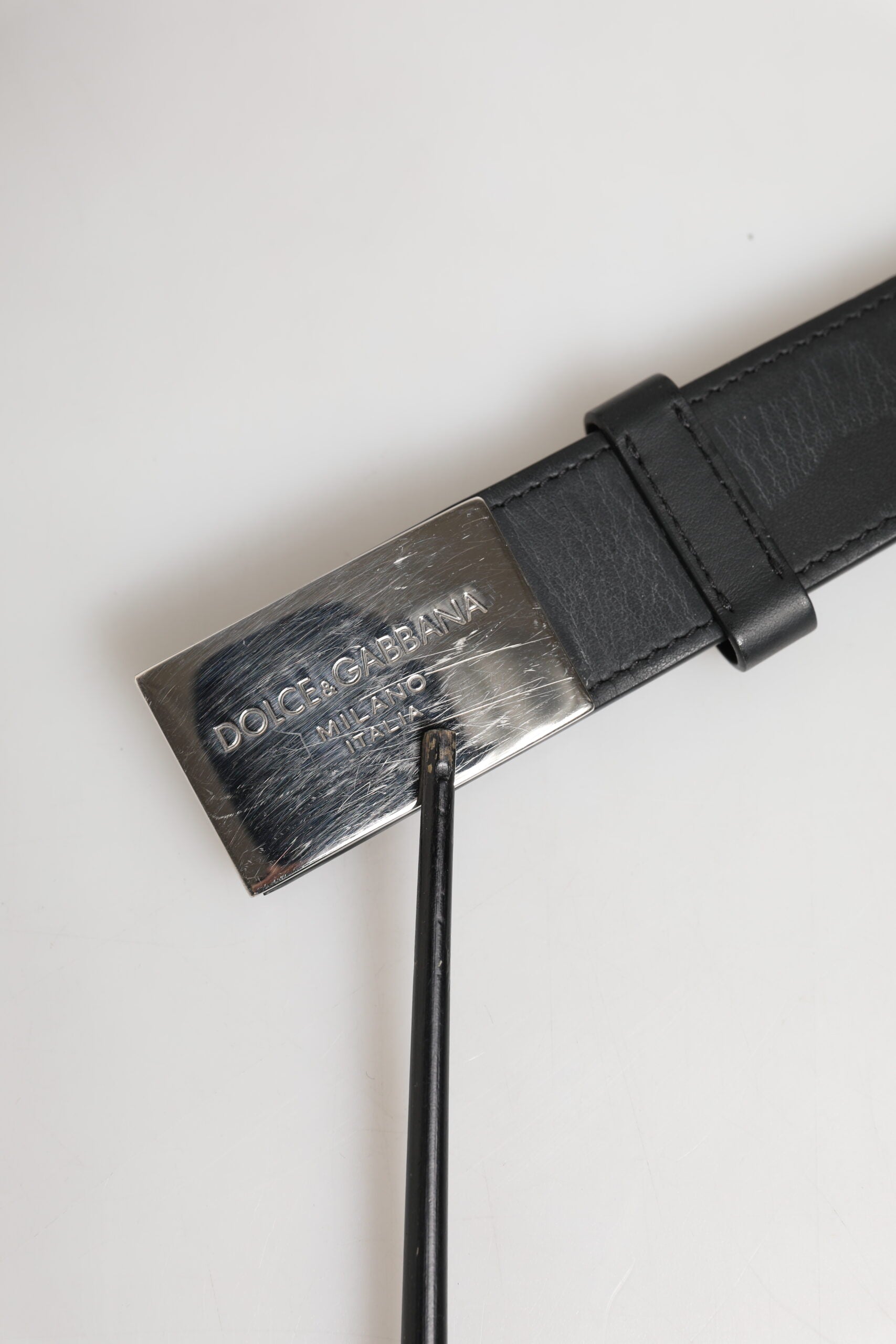 Schwarzer Ledergürtel mit klassischer Metall-Logoschnalle