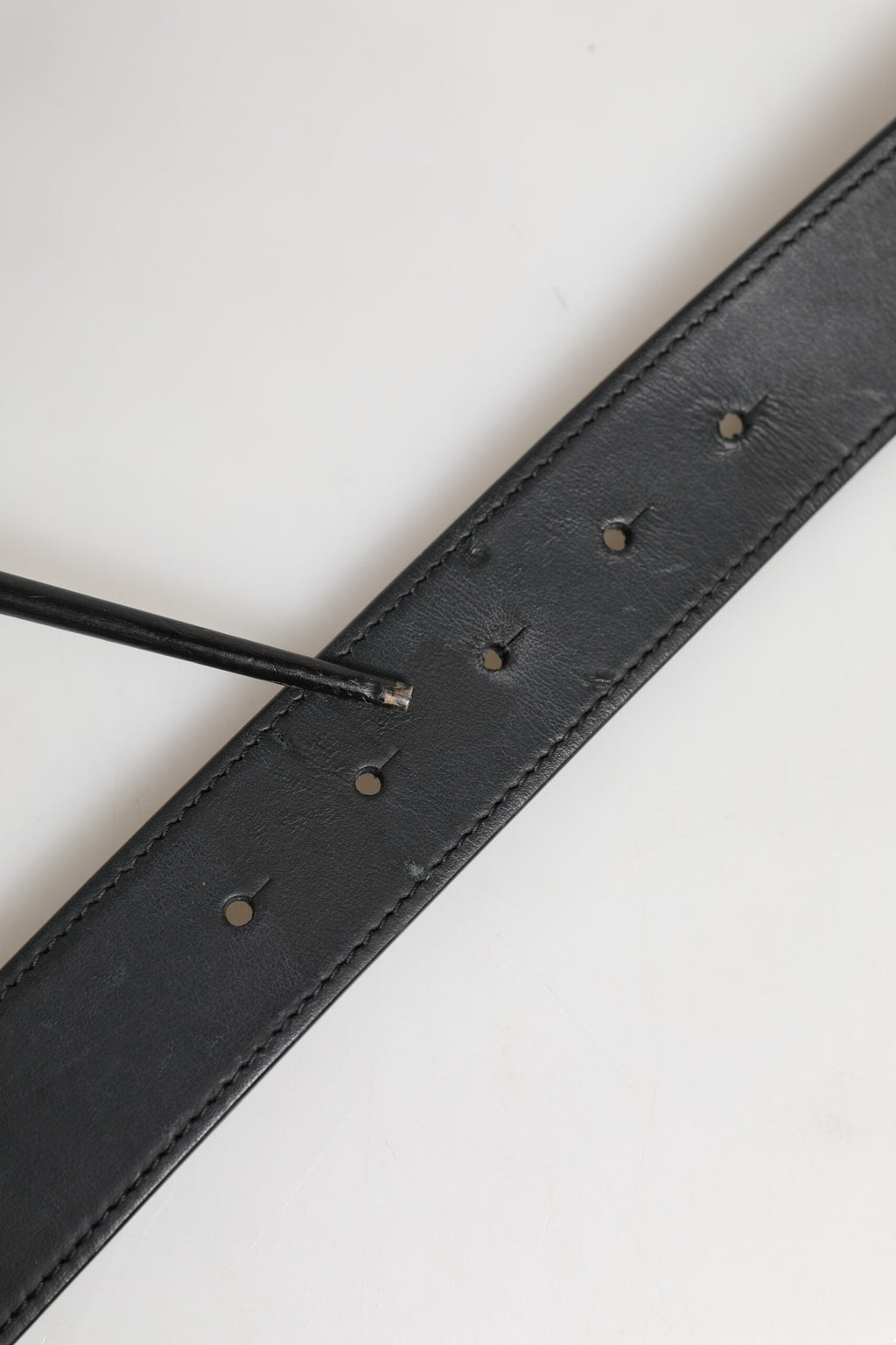 Schwarzer Ledergürtel mit klassischer Metall-Logoschnalle
