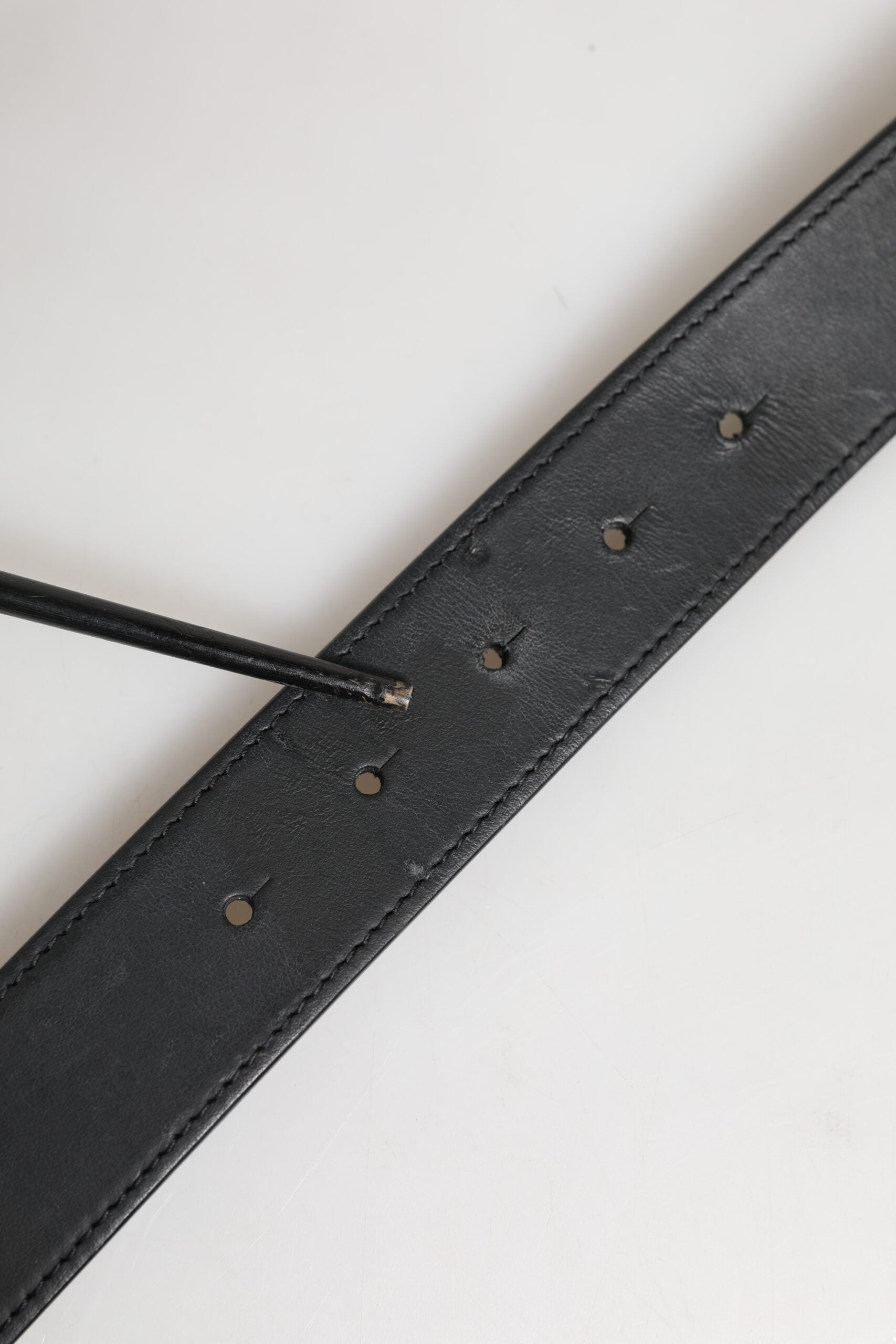 Schwarzer Ledergürtel mit klassischer Metall-Logoschnalle