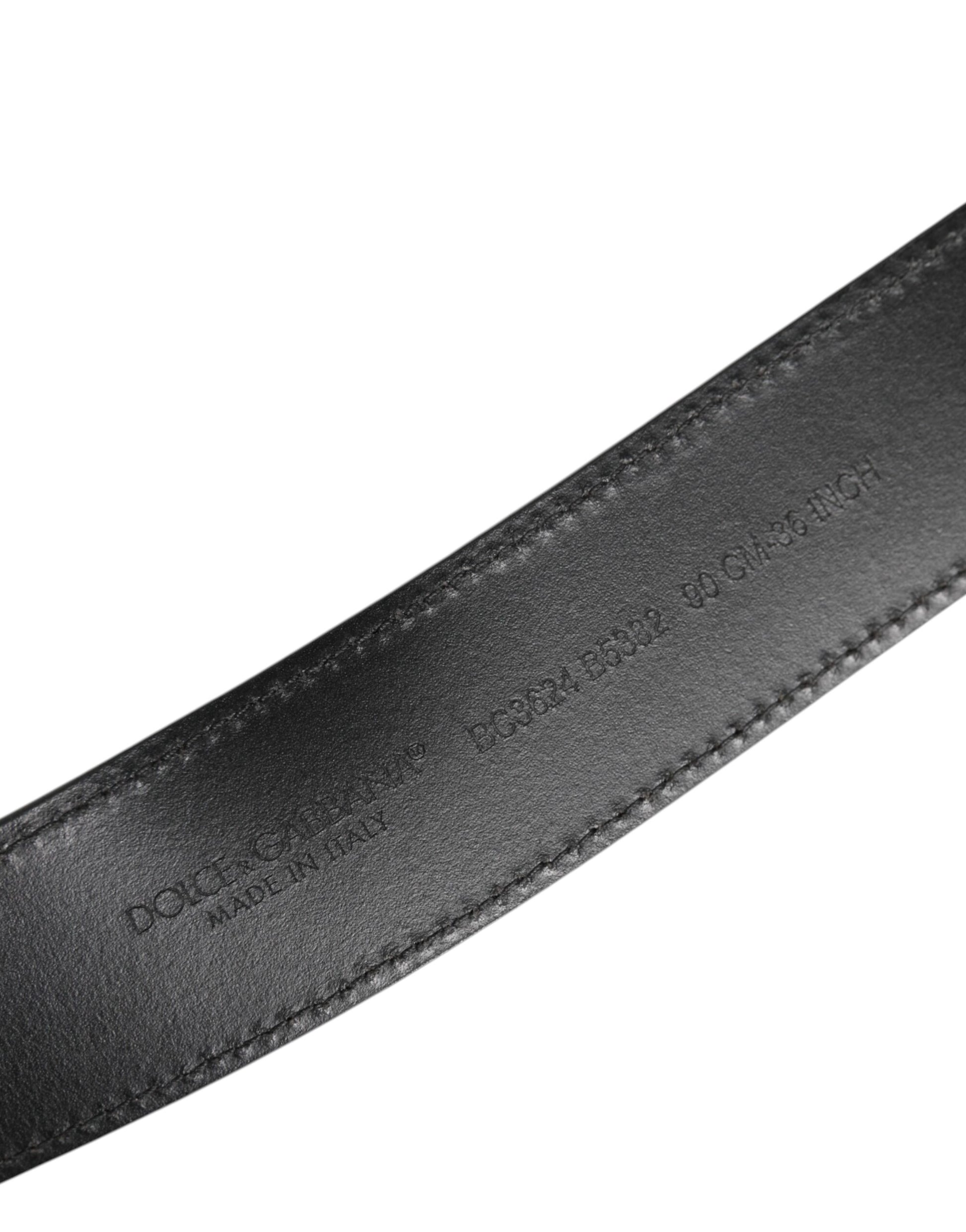 Schwarzer Ledergürtel mit klassischer Metall-Logoschnalle
