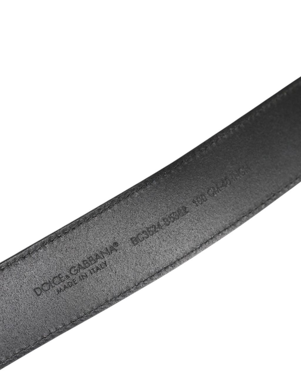 Schwarzer Ledergürtel mit klassischer Metall-Logoschnalle