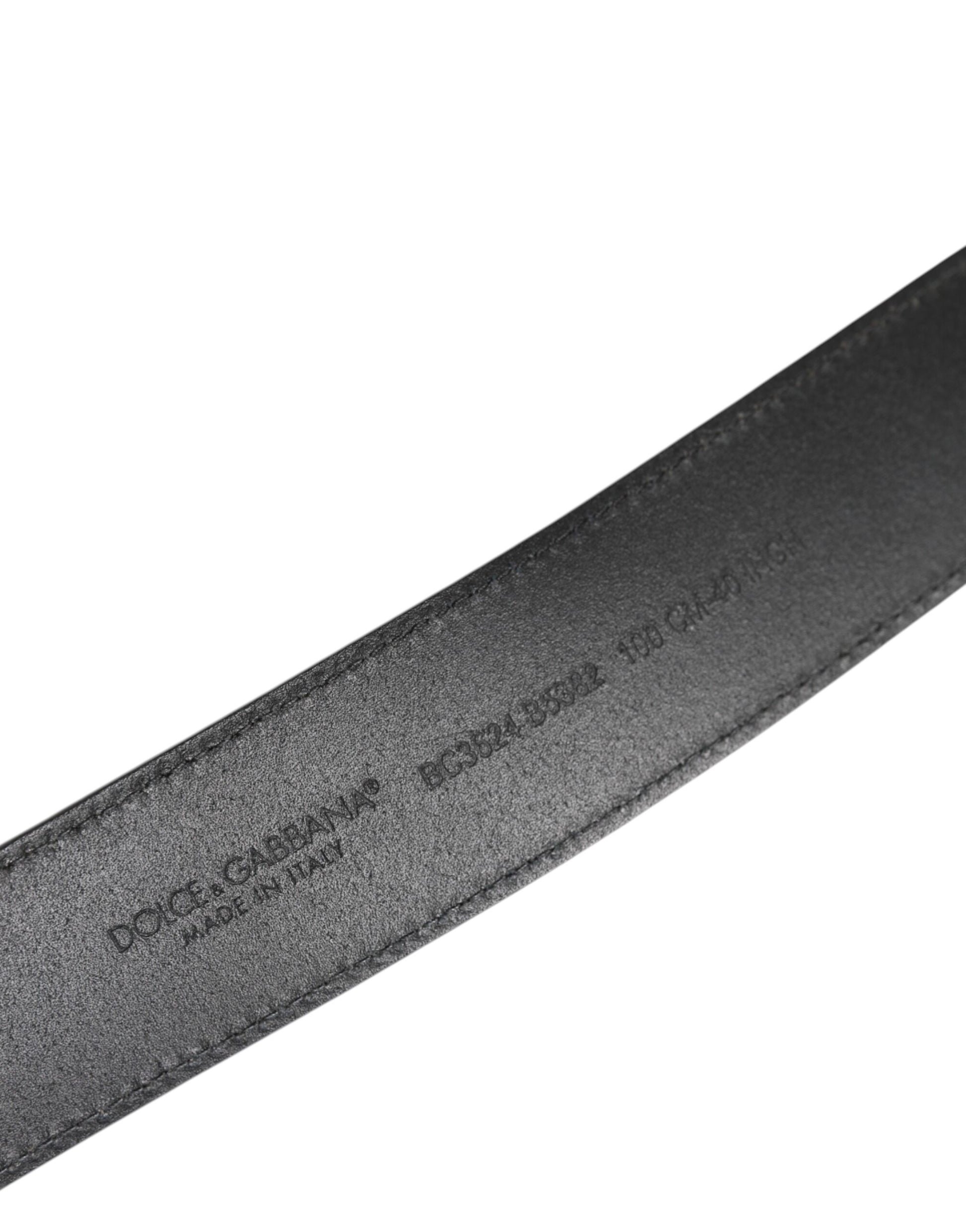Schwarzer Ledergürtel mit klassischer Metall-Logoschnalle