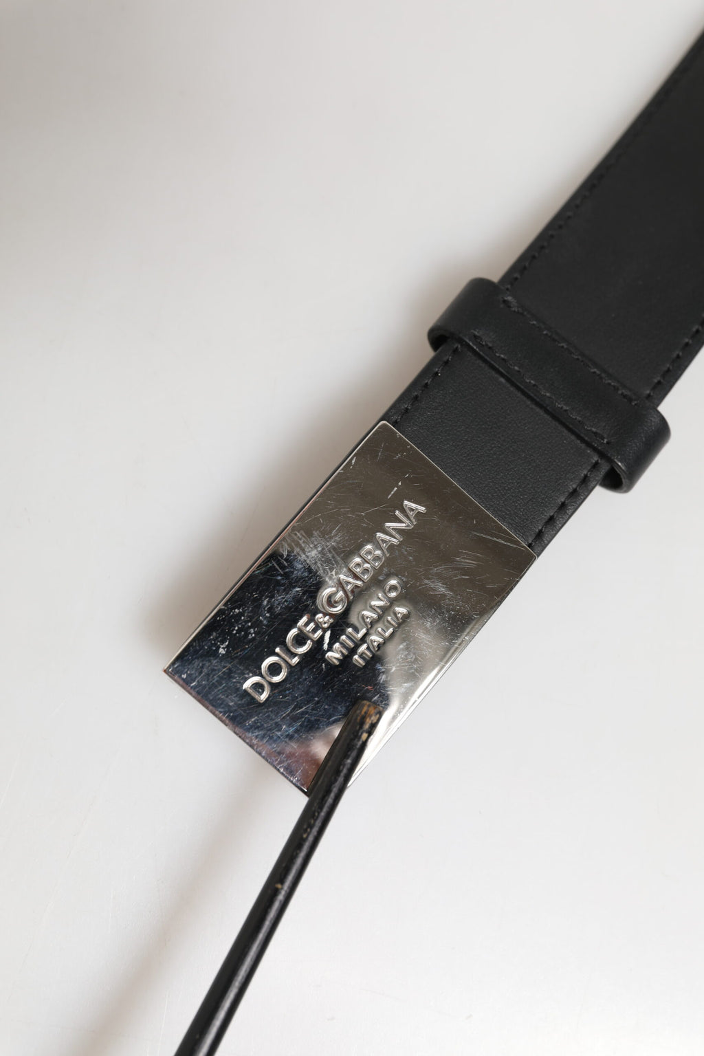 Schwarzer Ledergürtel mit klassischer Metall-Logoschnalle