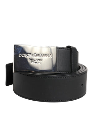 Schwarzer Ledergürtel mit Metall-Logoschnalle