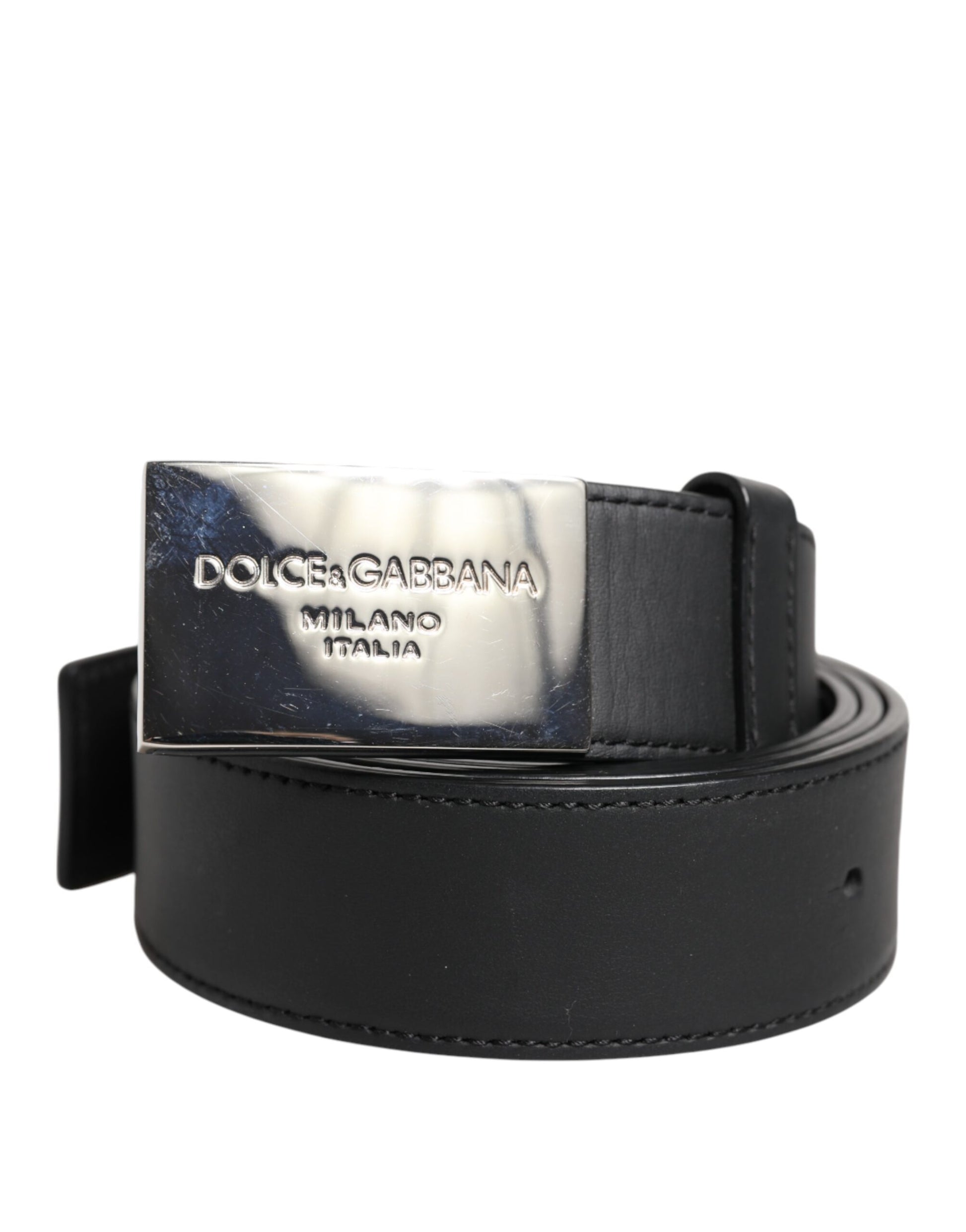Schwarzer Ledergürtel mit Metall-Logoschnalle