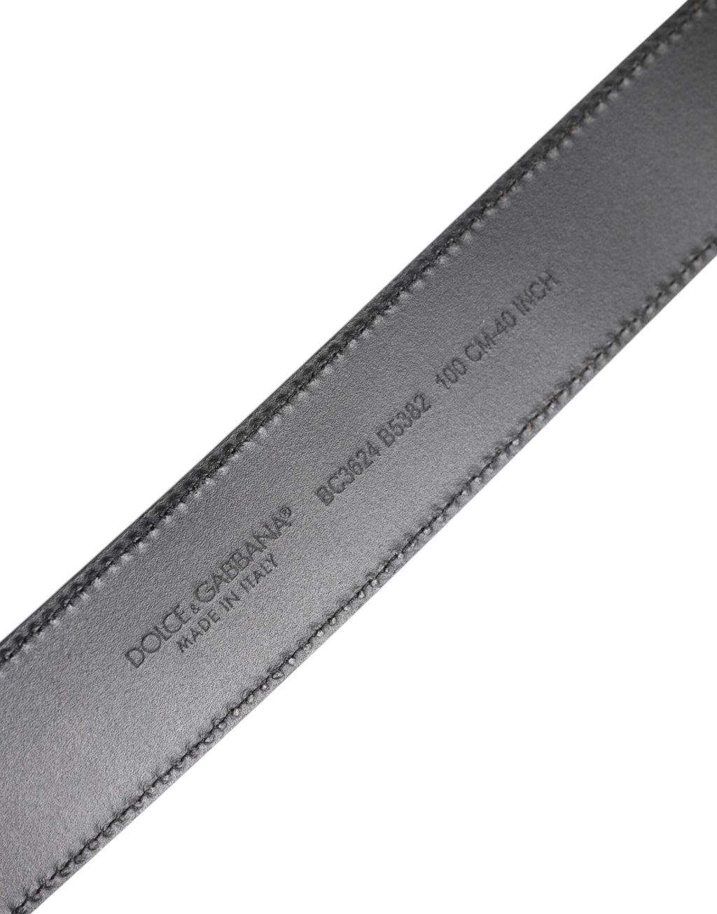 Schwarzer Ledergürtel mit Metall-Logoschnalle