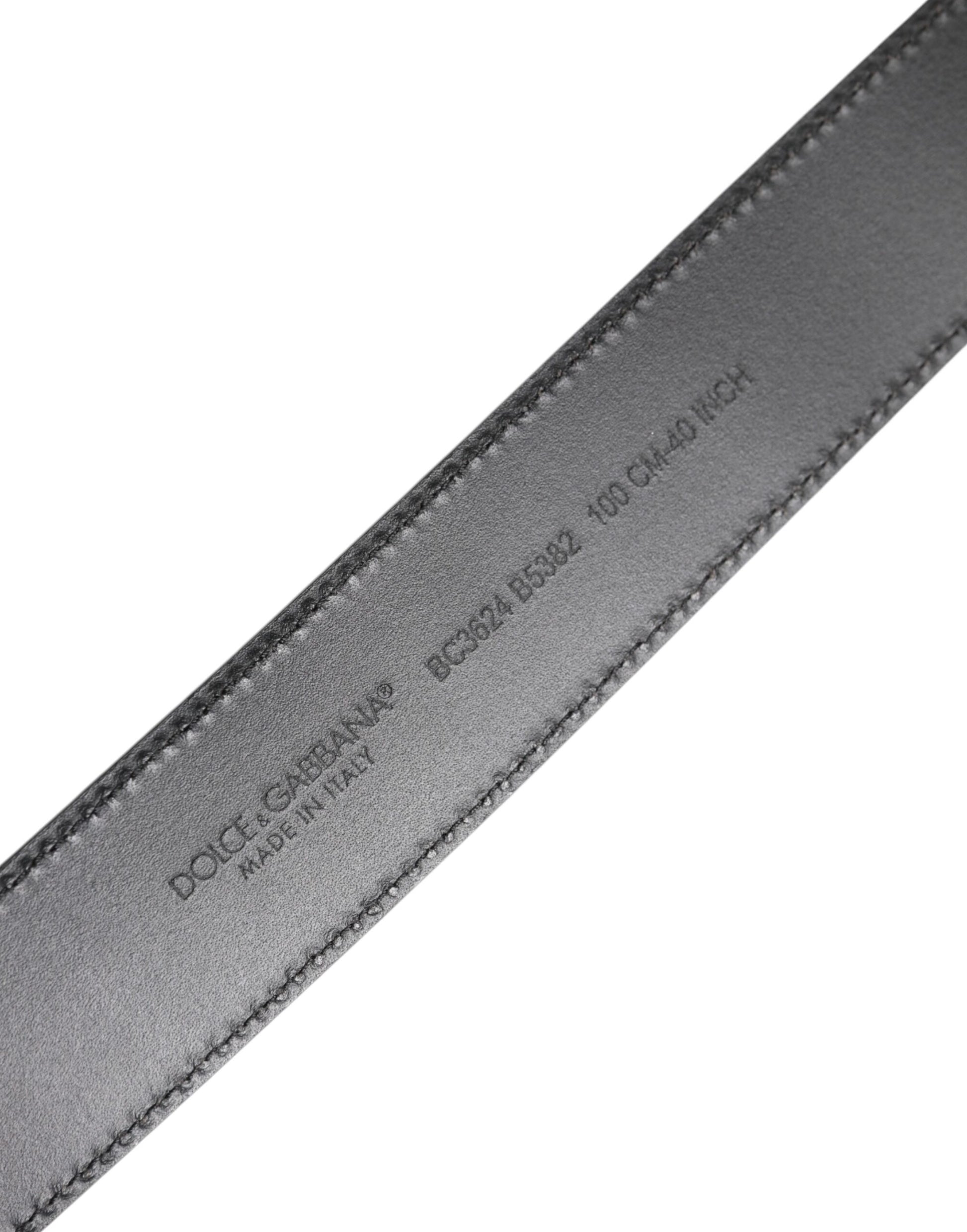 Schwarzer Ledergürtel mit Metall-Logoschnalle