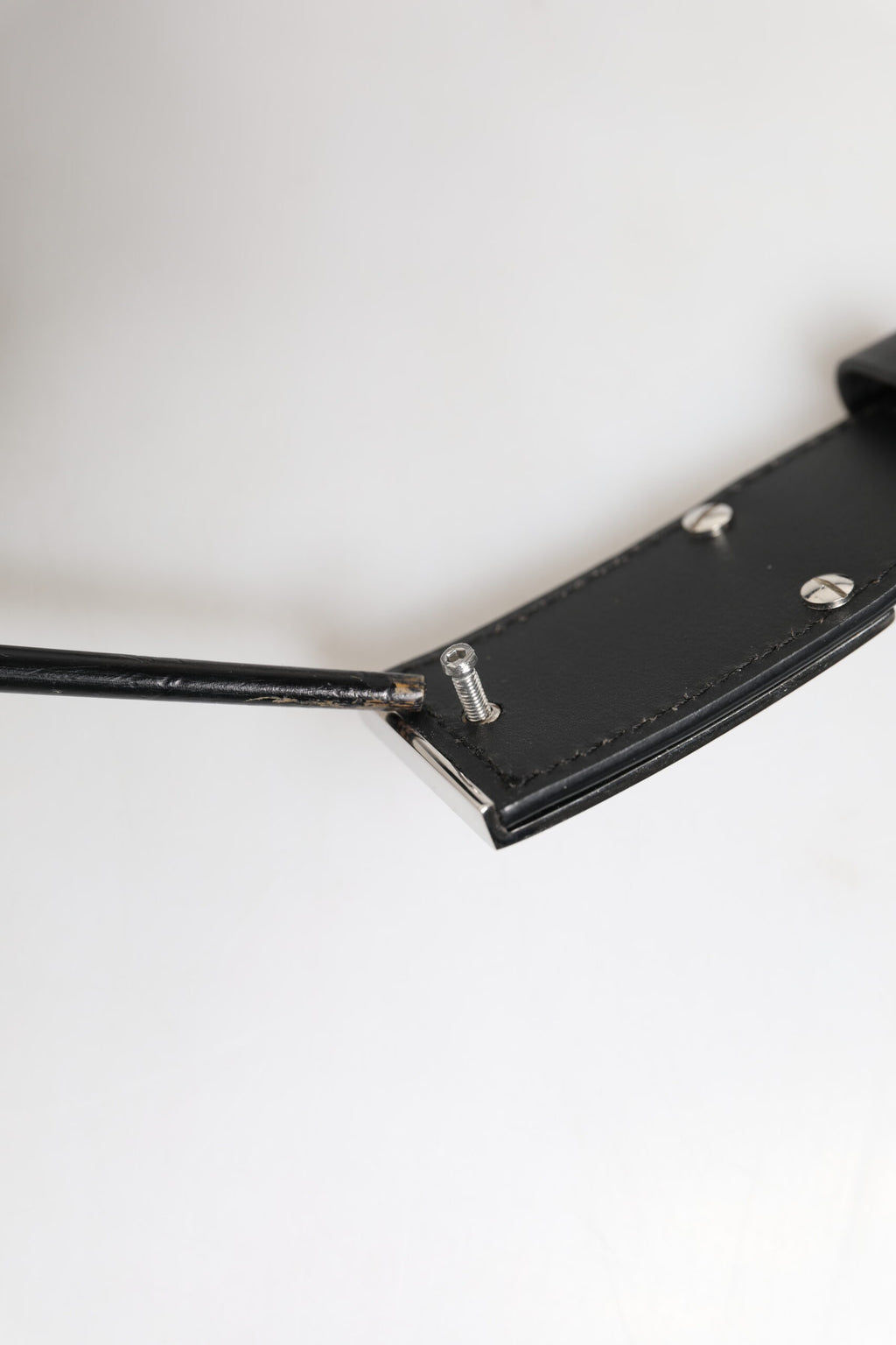 Schwarzer Ledergürtel mit Metall-Logoschnalle