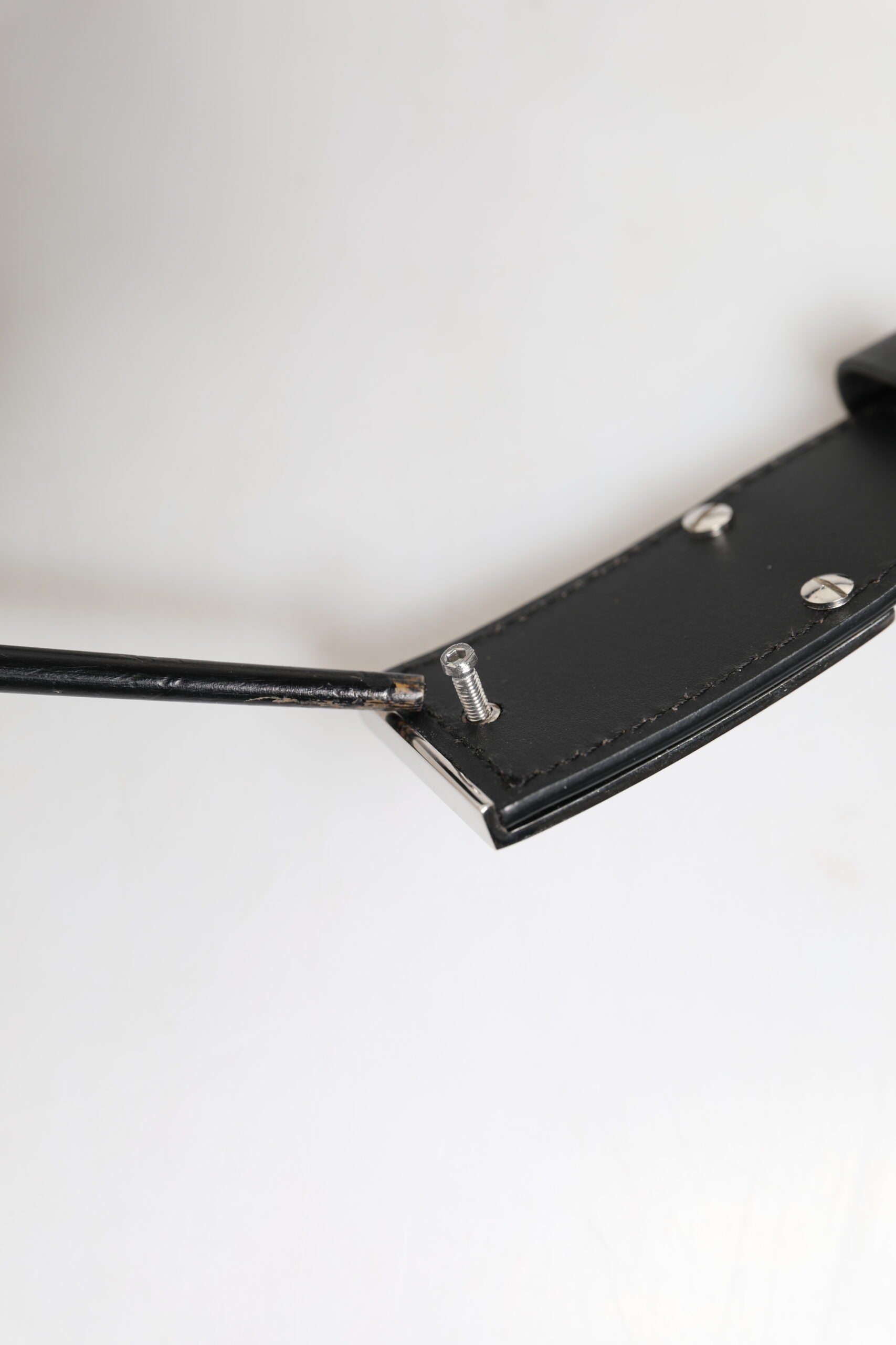Schwarzer Ledergürtel mit Metall-Logoschnalle