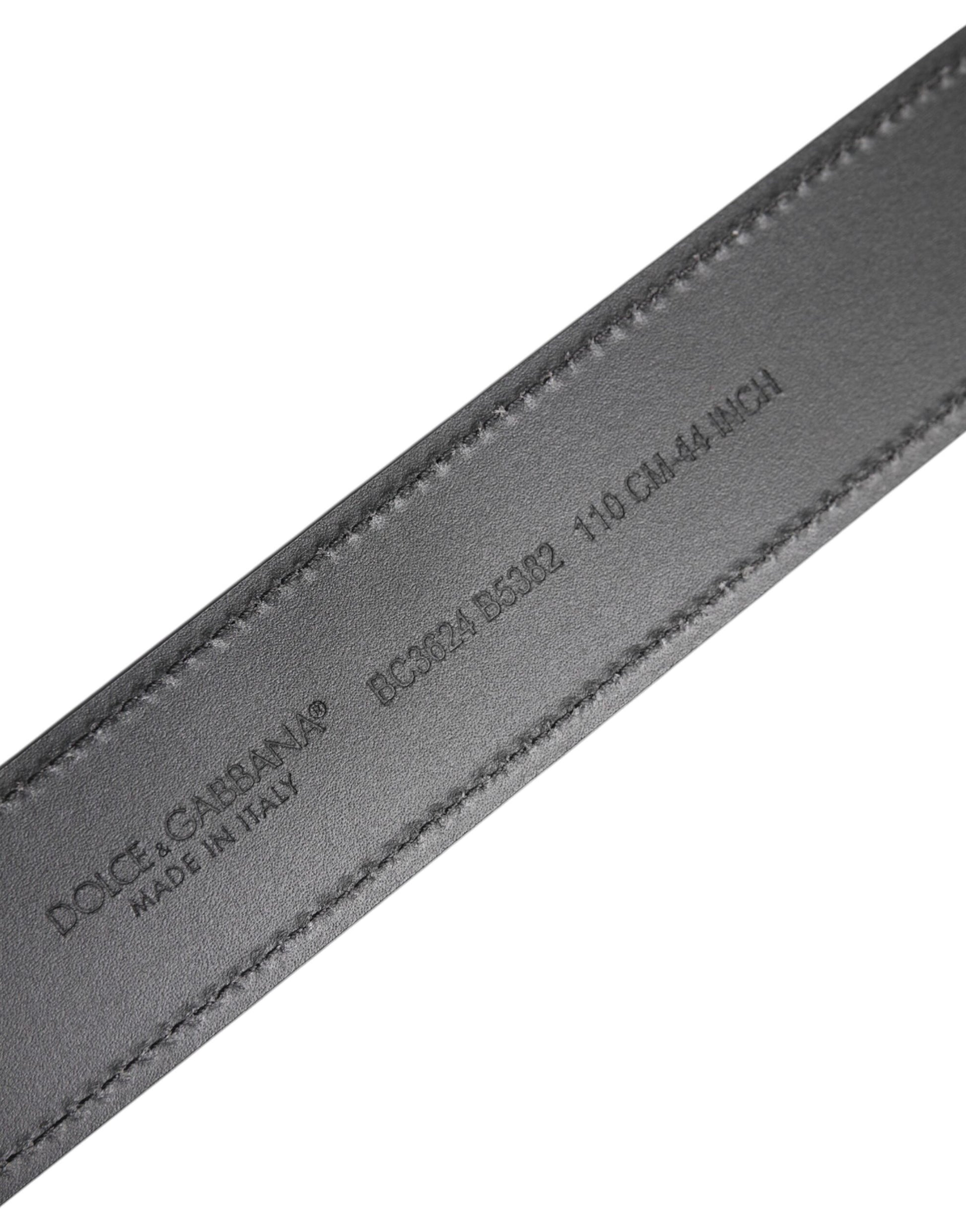 Schwarzer Ledergürtel mit klassischer Metall-Logoschnalle