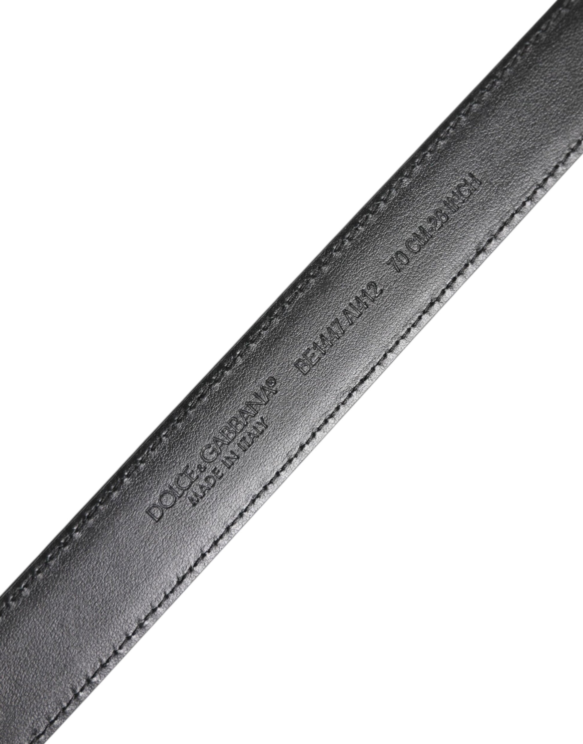 Schwarz-weißer Ledergürtel mit silberner Metallschnalle