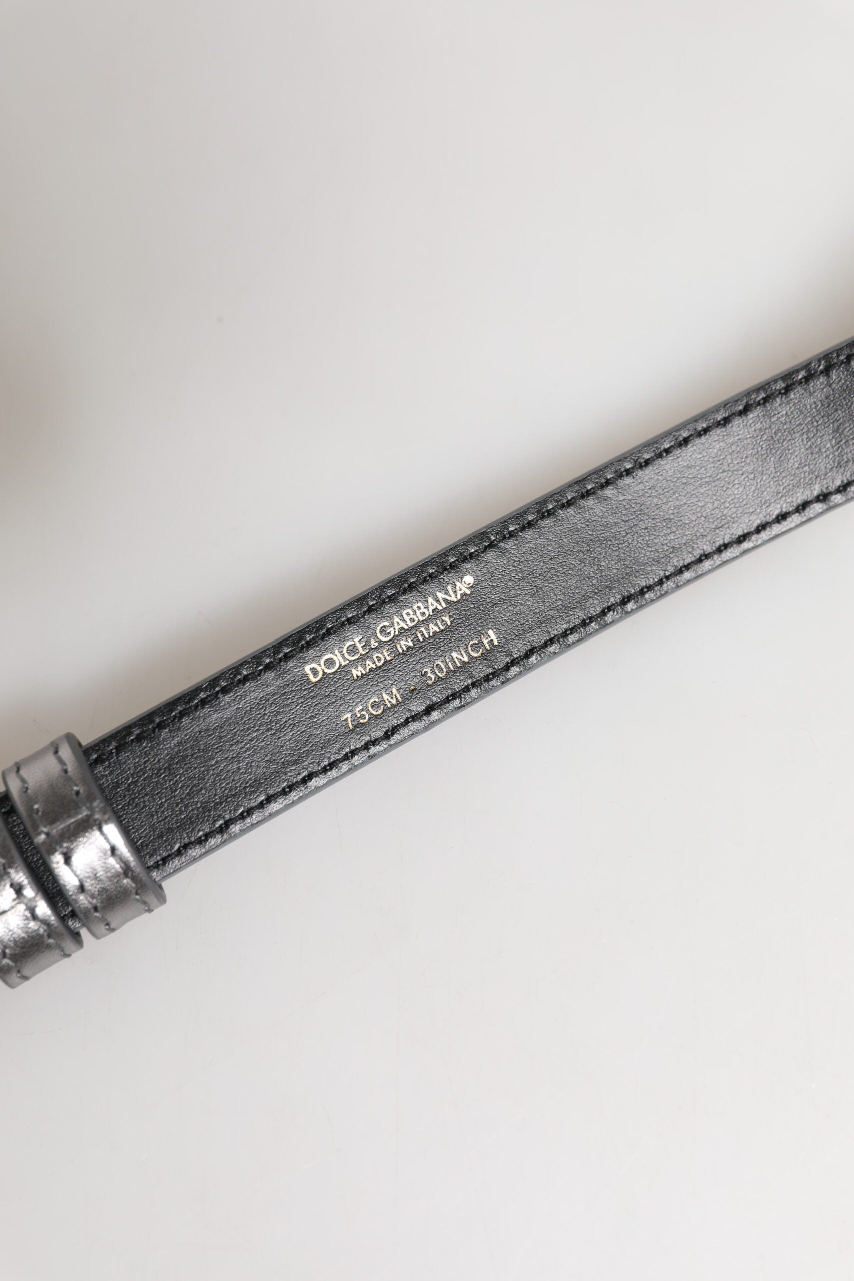 Silberner Taillengürtel aus Metall mit eingraviertem Logo