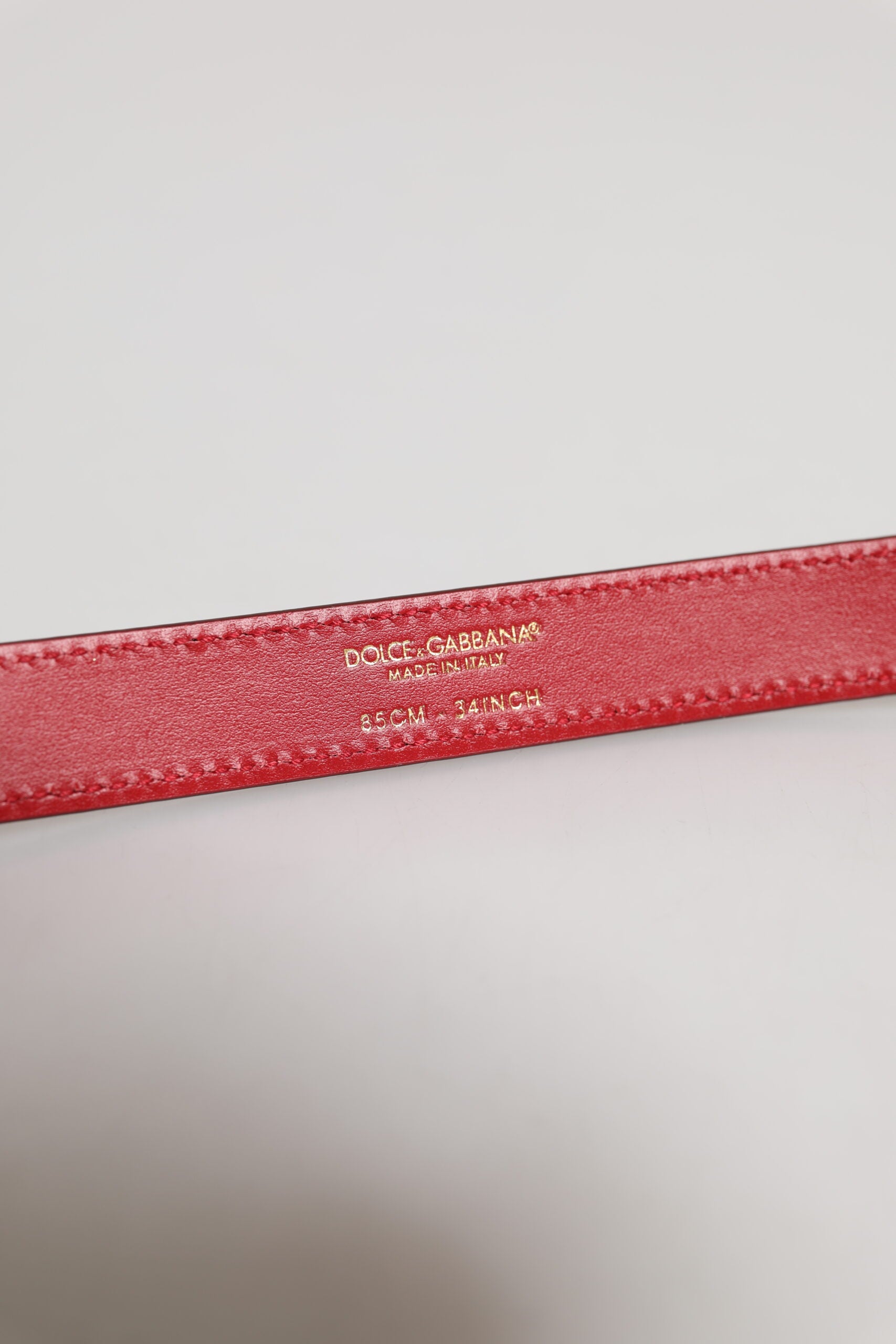 Roter Taillengürtel aus Metall mit eingraviertem Logo