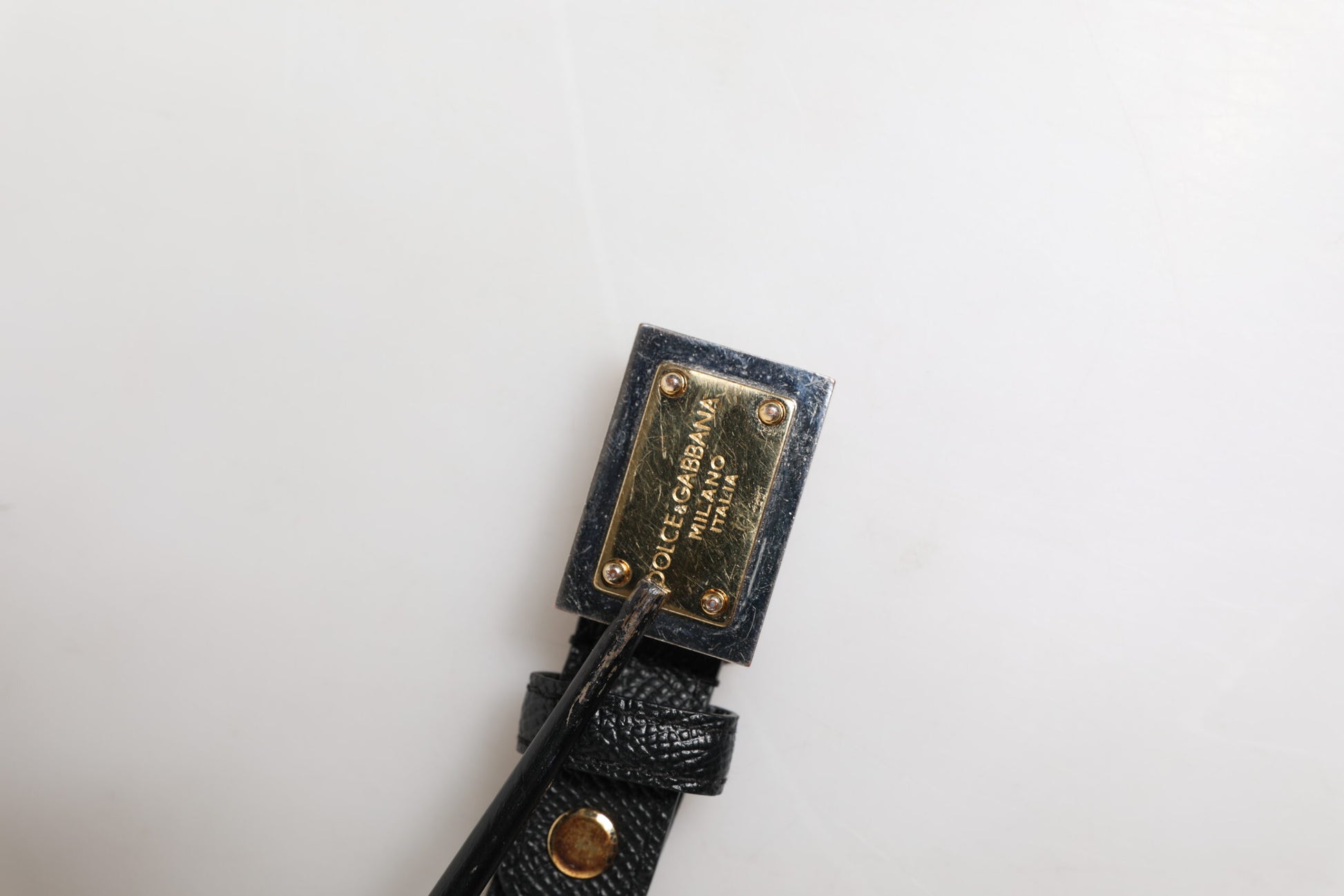 Schwarzer Cintura-Gürtel aus Leder mit quadratischer Metallschnalle
