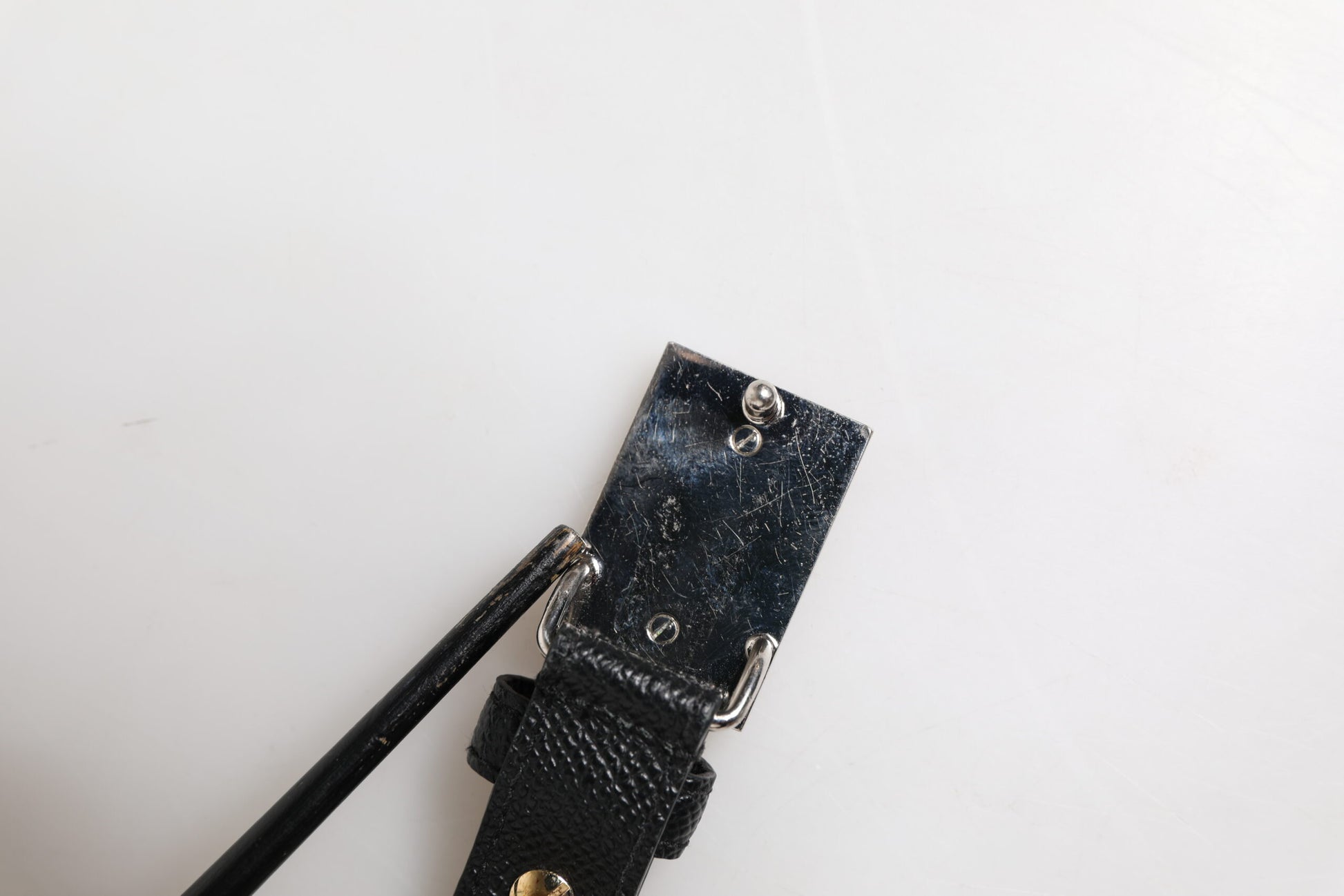 Schwarzer Cintura-Gürtel aus Leder mit quadratischer Metallschnalle