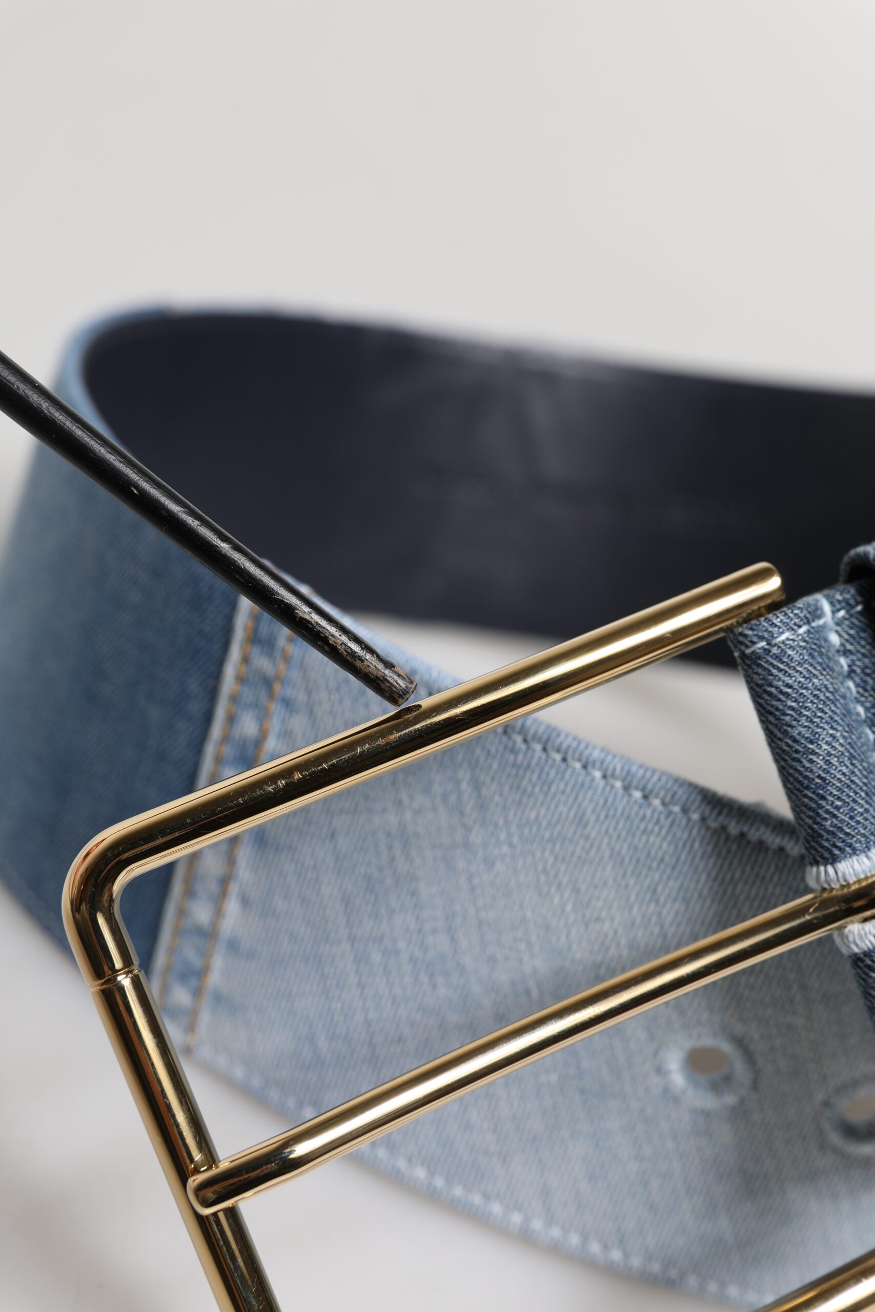Zweifarbiger Jeansgürtel in Blau mit goldener Metallschnalle