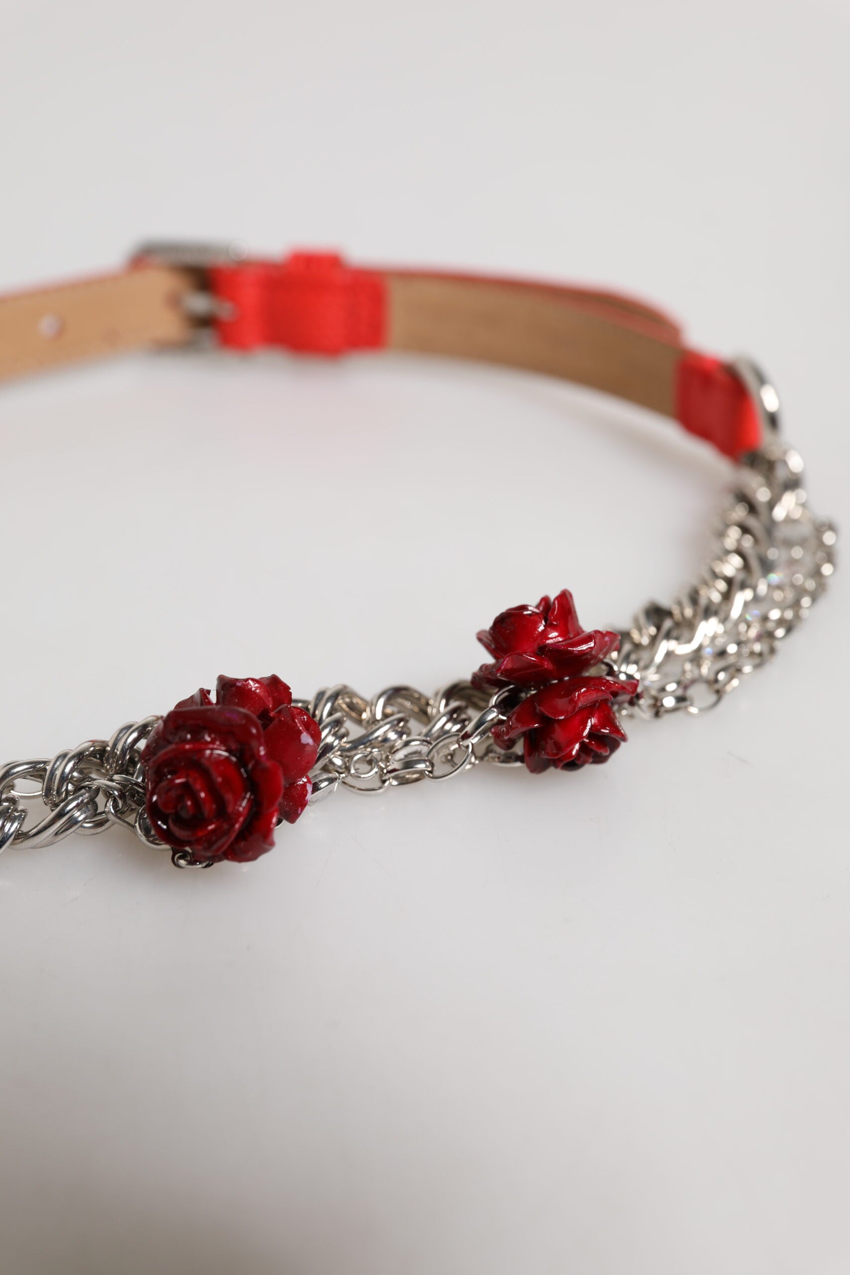 Roter Cintura-Gürtel aus Leder mit silberner Kette und Blumenmuster